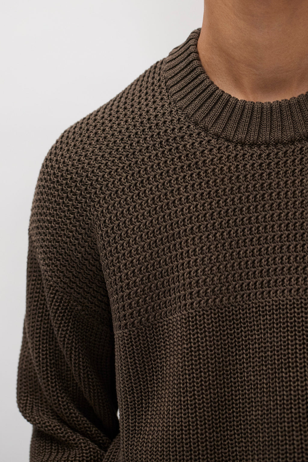 Pull en coton – Un pull à la coupe décontractée tricoté en demi-côtes anglaises, avec un empiècement à côtes perlées – Un pull à la coupe décontractée tricoté en demi-côtes anglaises…