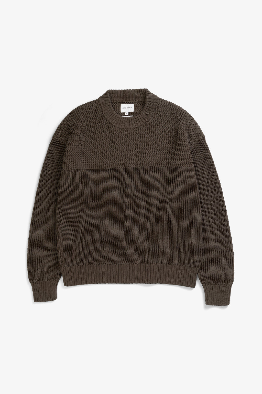 Pull en coton – Un pull à la coupe décontractée tricoté en demi-côtes anglaises, avec un empiècement à côtes perlées – Un pull à la coupe décontractée tricoté en demi-côtes anglaises…