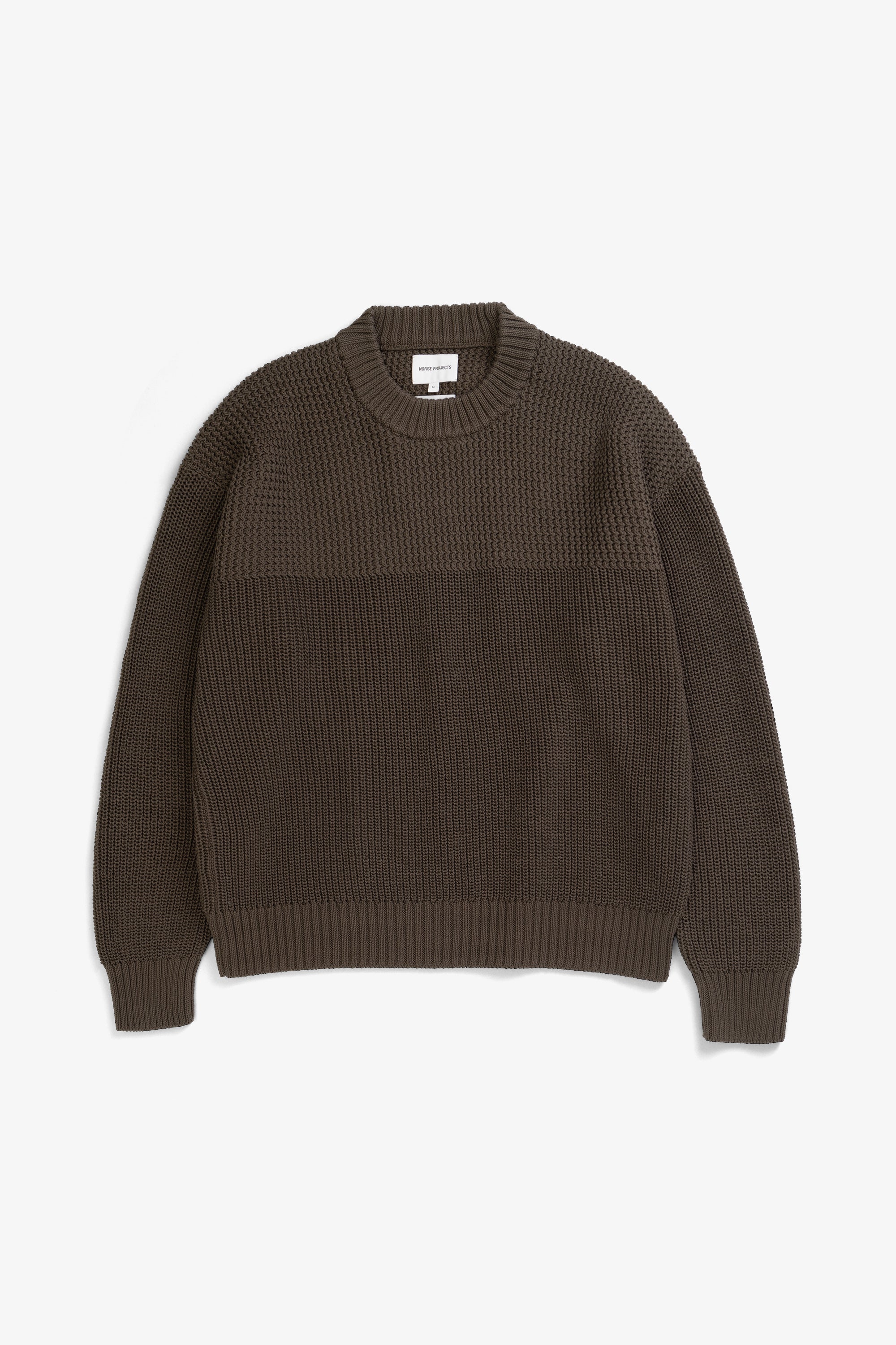 Pull en coton – Un pull à la coupe décontractée tricoté en demi-côtes anglaises, avec un empiècement à côtes perlées – Un pull à la coupe décontractée tricoté en demi-côtes anglaises…