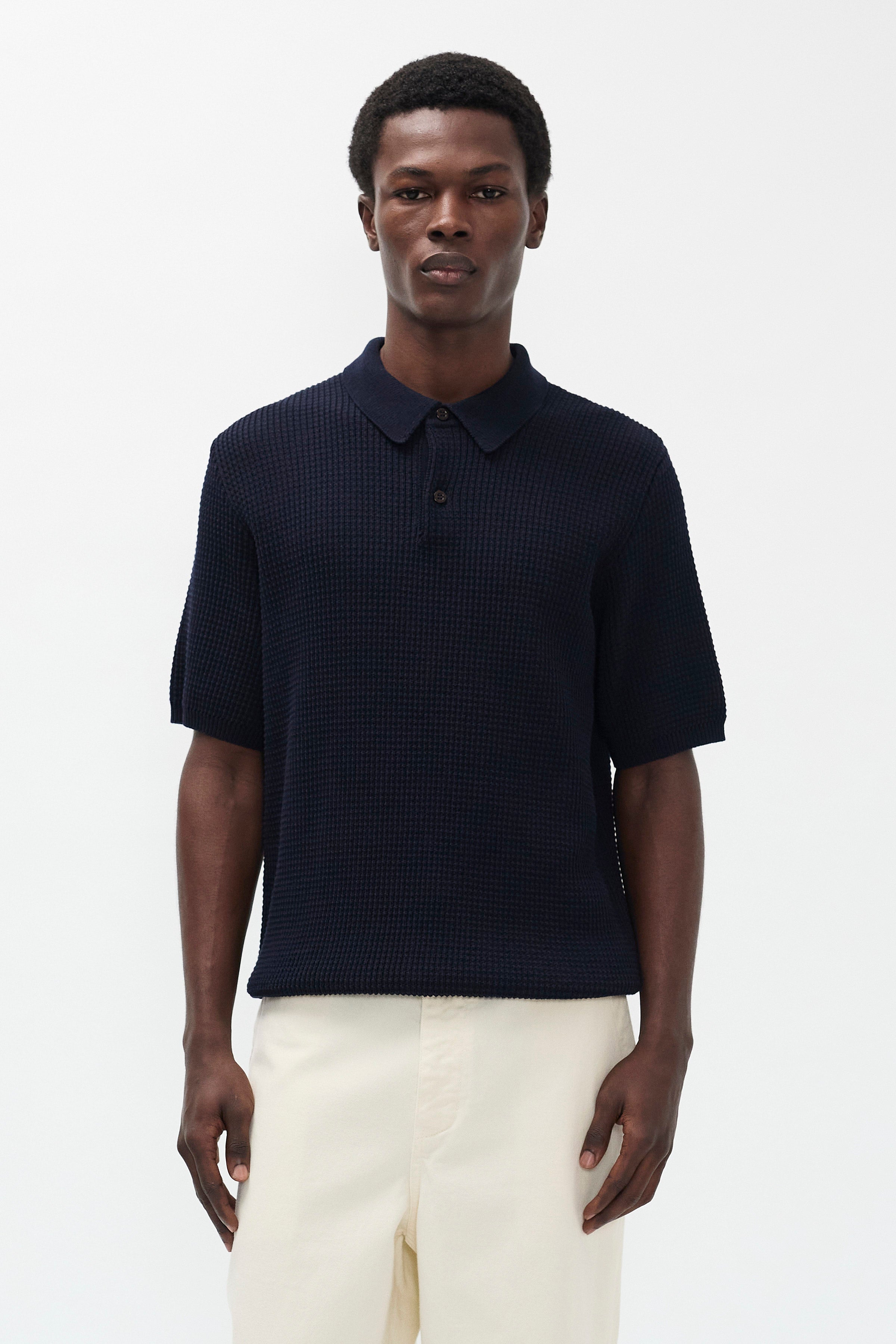 Polo en crêpe de coton – Un polo de coupe classique tricoté en fil de crêpe de coton avec un point texturé faisant référence au polo de tennis classique – Un cou…