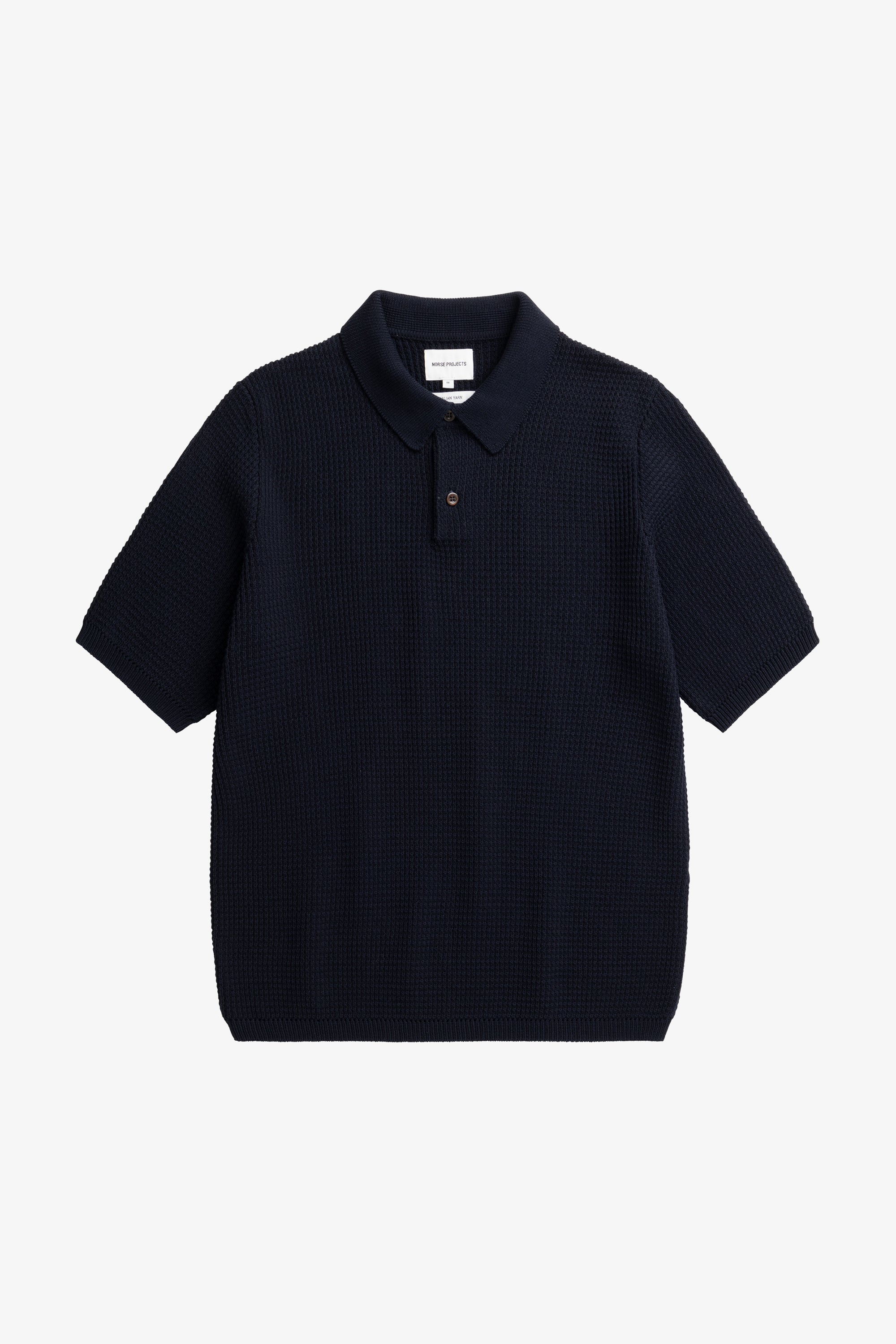 Polo en crêpe de coton – Un polo de coupe classique tricoté en fil de crêpe de coton avec un point texturé faisant référence au polo de tennis classique – Un cou…