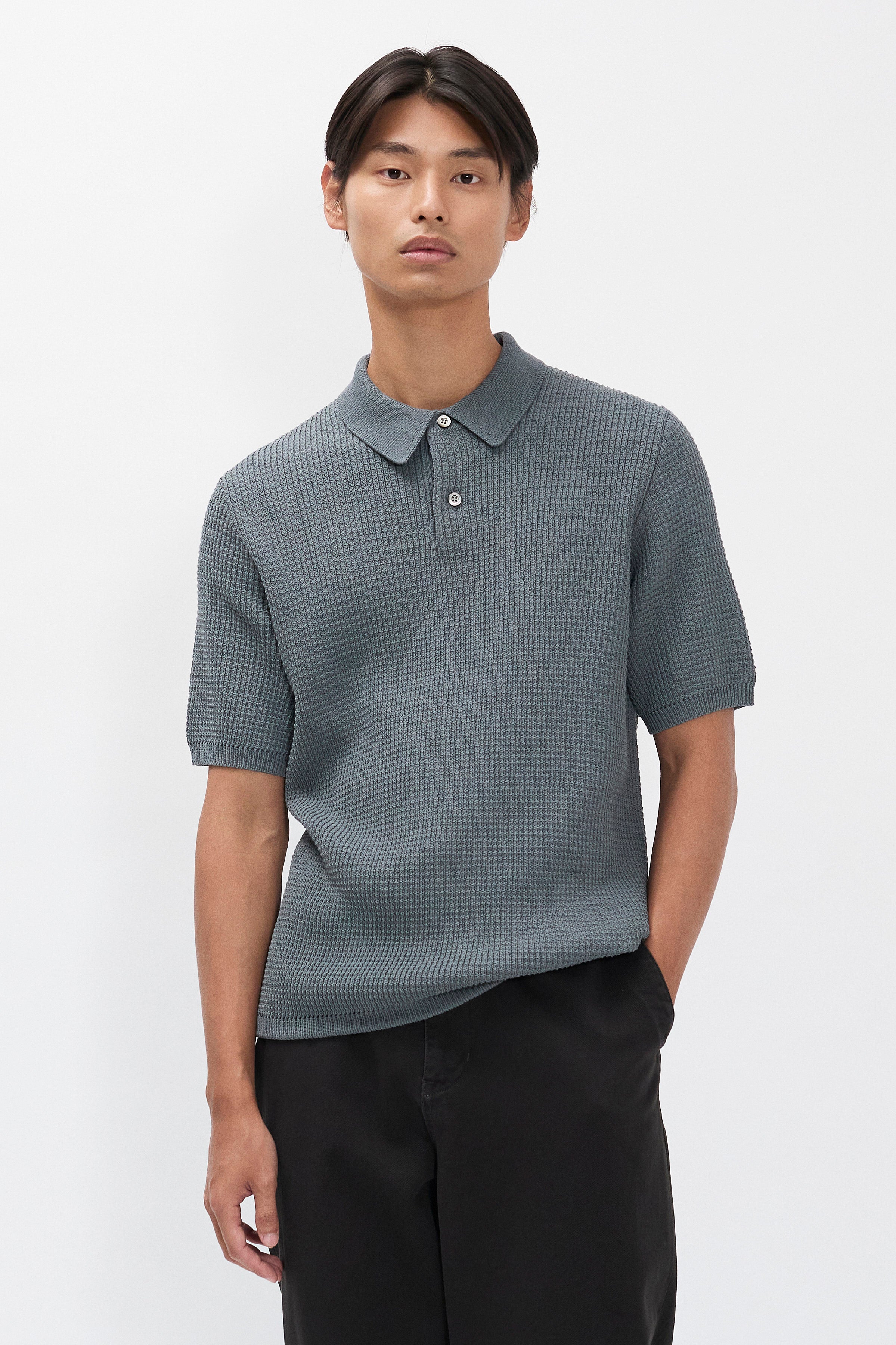 Polo en crêpe de coton – Un polo de coupe classique tricoté dans un fil de crêpe de coton avec un point texturé faisant référence au polo de tennis classique – Il est…