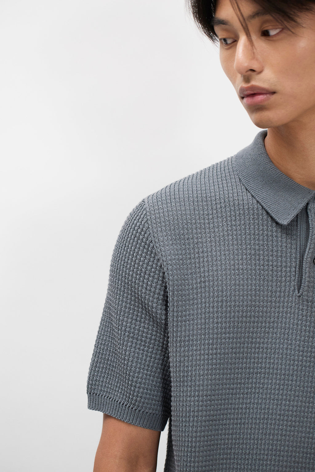 Polo en crêpe de coton – Un polo de coupe classique tricoté dans un fil de crêpe de coton avec un point texturé faisant référence au polo de tennis classique – Il est…
