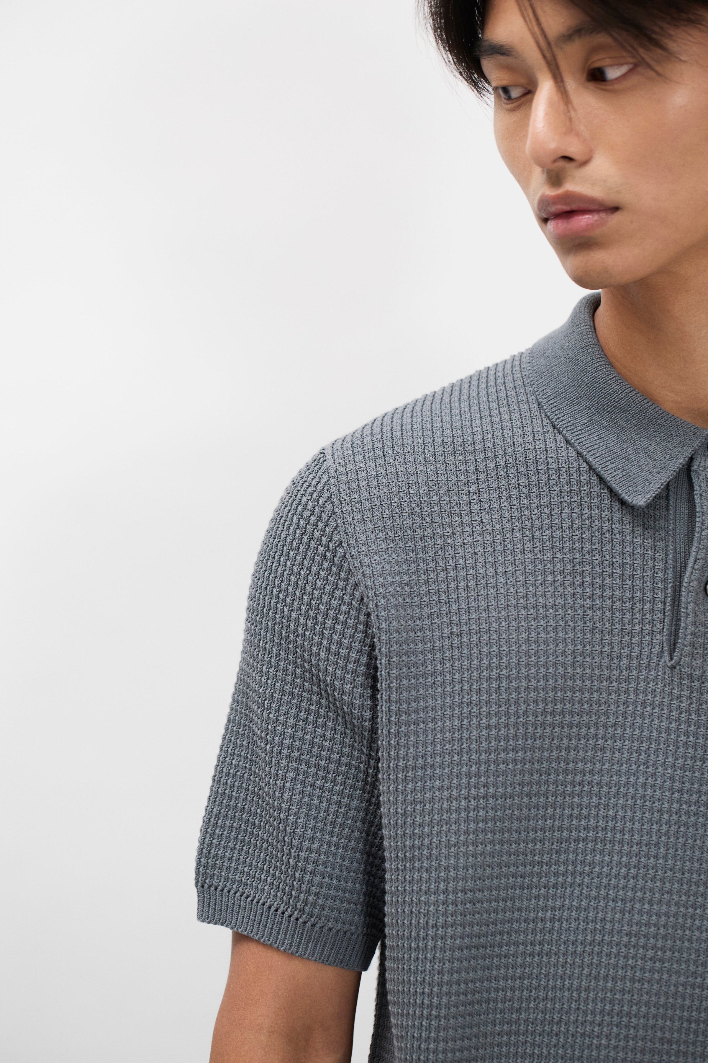 Polo en crêpe de coton – Un polo de coupe classique tricoté dans un fil de crêpe de coton avec un point texturé faisant référence au polo de tennis classique – Il est…