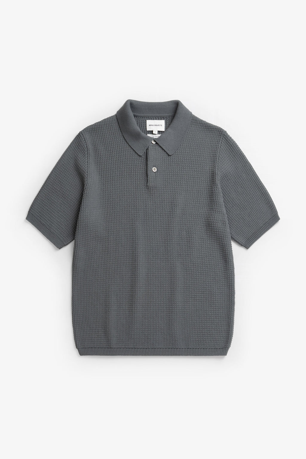 Polo en crêpe de coton – Un polo de coupe classique tricoté dans un fil de crêpe de coton avec un point texturé faisant référence au polo de tennis classique – Il est…