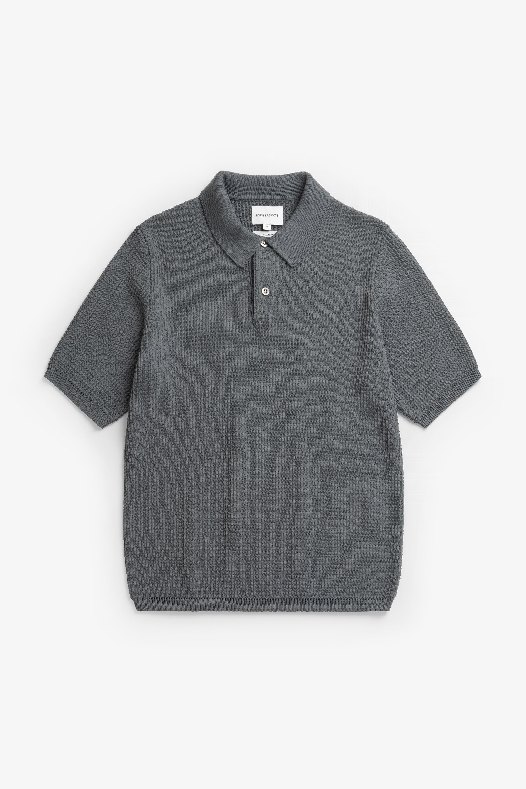 Polo en crêpe de coton – Un polo de coupe classique tricoté dans un fil de crêpe de coton avec un point texturé faisant référence au polo de tennis classique – Il est…