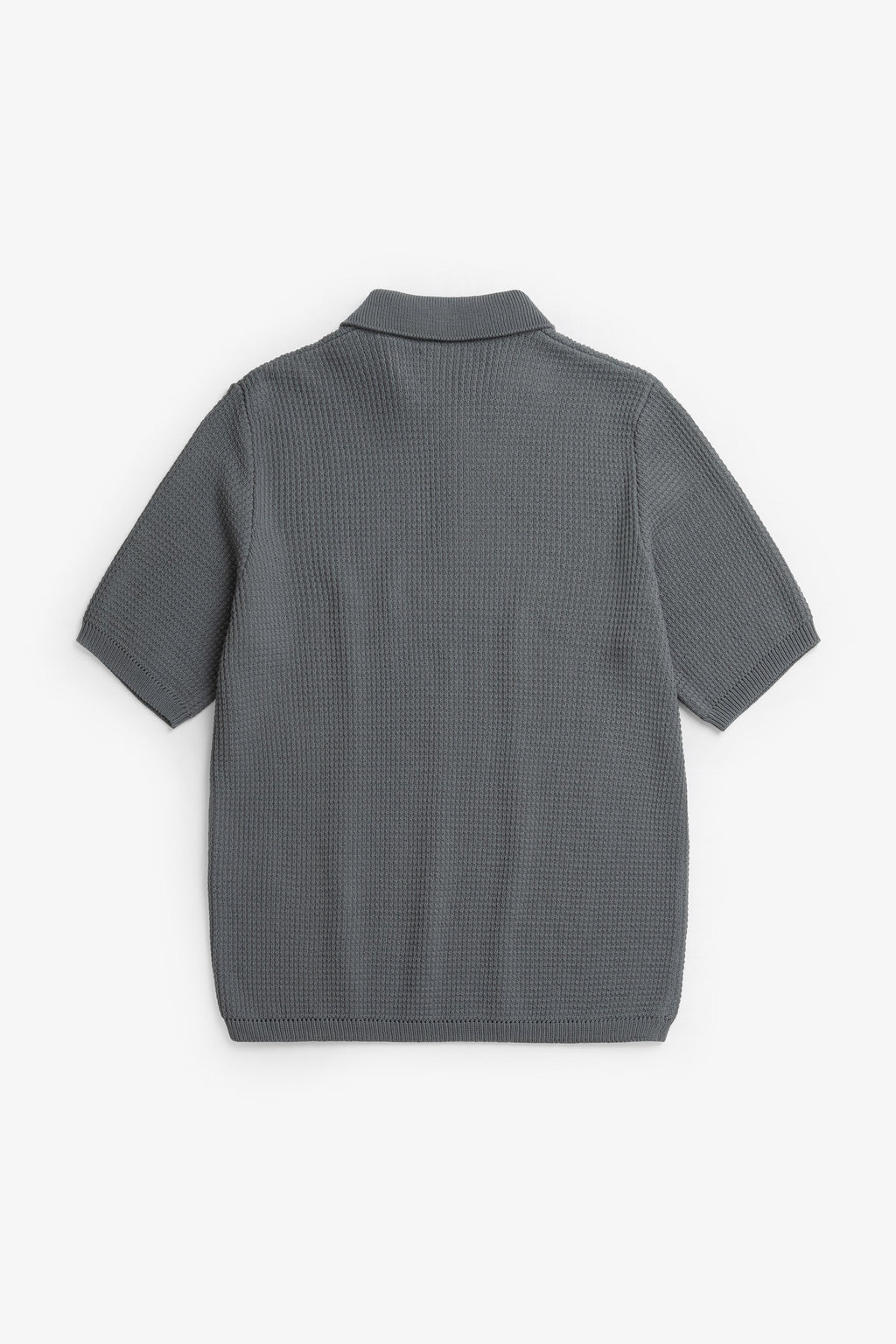 Polo en crêpe de coton – Un polo de coupe classique tricoté dans un fil de crêpe de coton avec un point texturé faisant référence au polo de tennis classique – Il est…