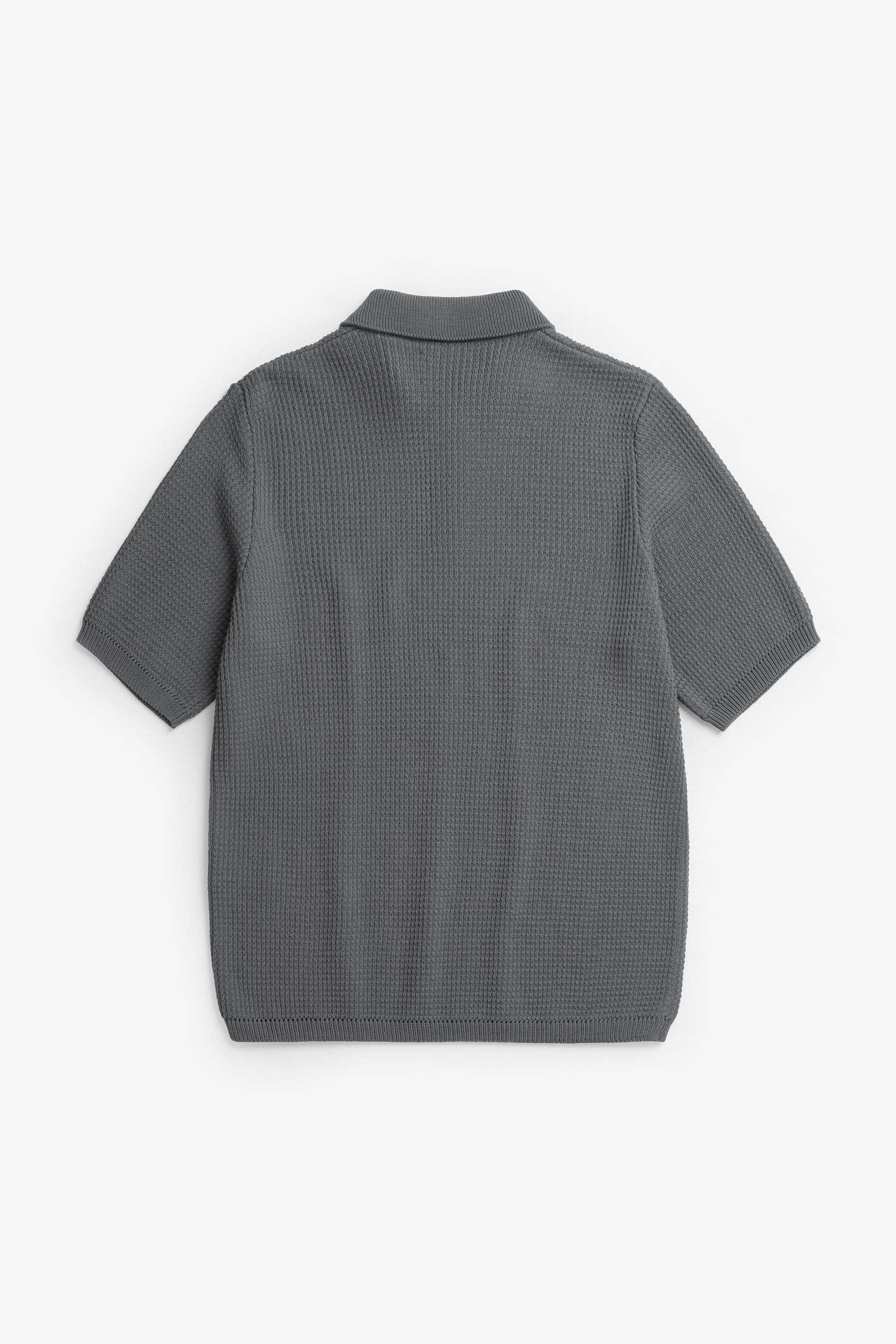 Polo en crêpe de coton – Un polo de coupe classique tricoté dans un fil de crêpe de coton avec un point texturé faisant référence au polo de tennis classique – Il est…