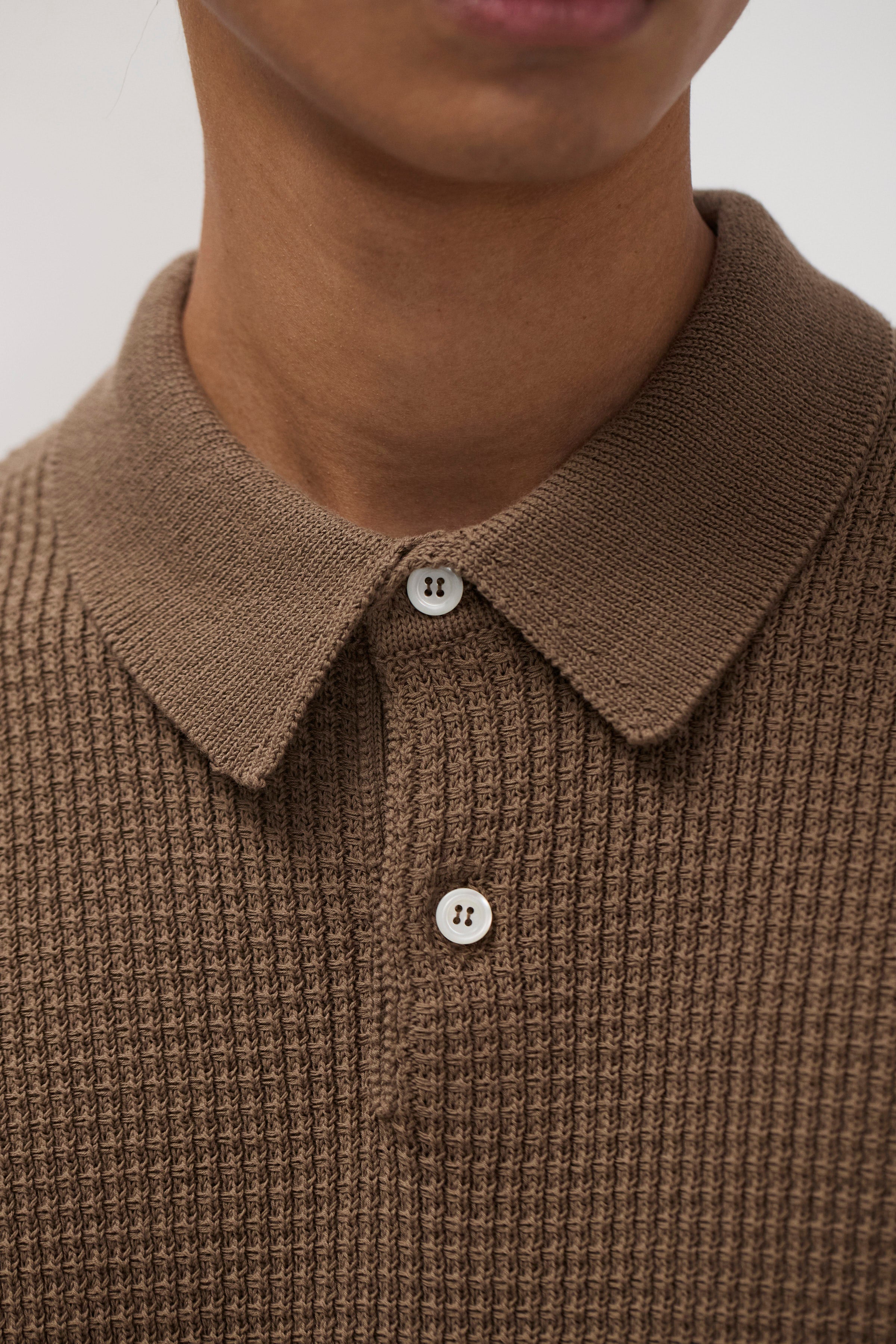 Polo en crêpe de coton - Un polo de coupe classique tricoté dans un fil de crêpe de coton avec un point texturé faisant référence au polo de tennis classique - U… #2