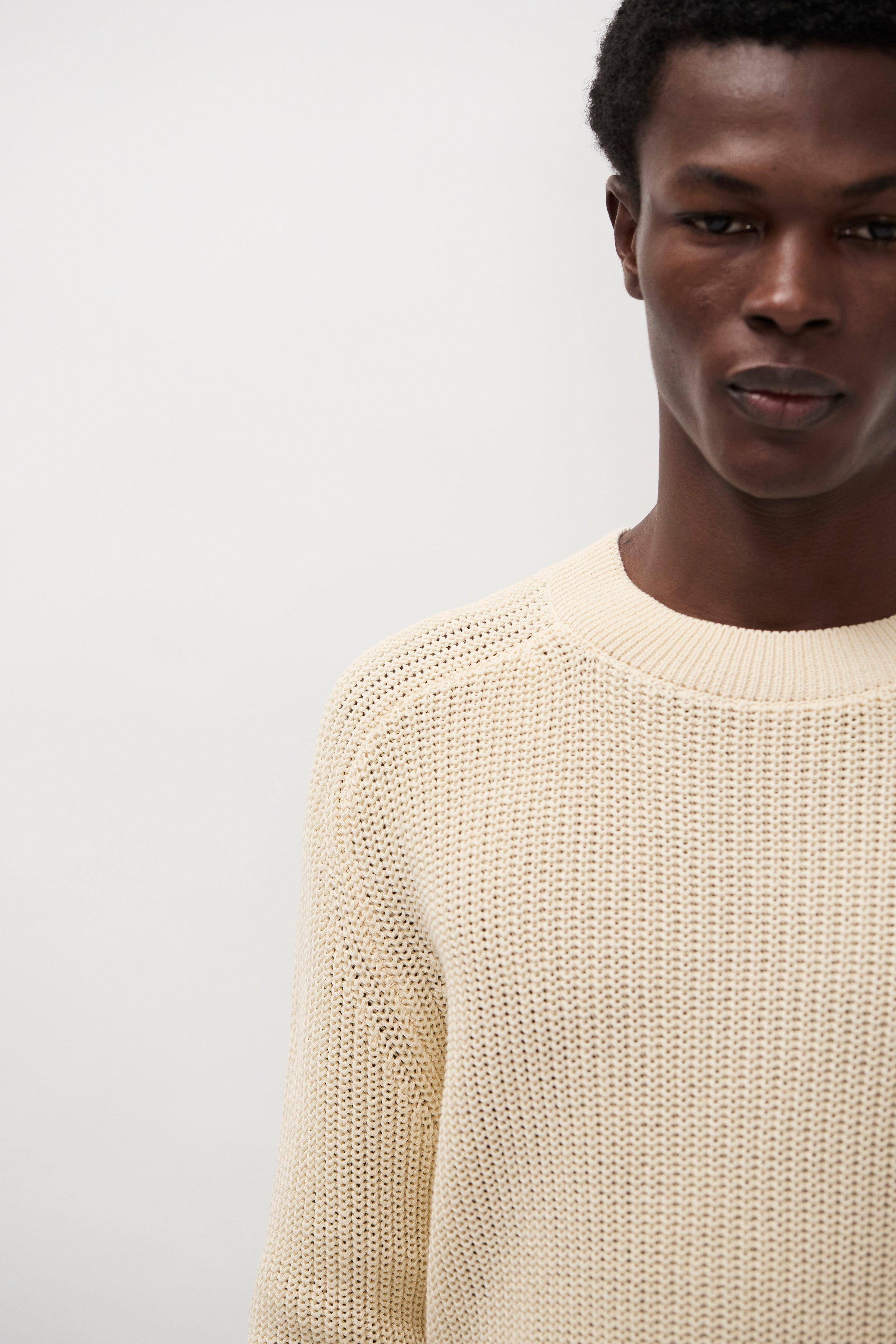Pull Pêcheur en Papier et Coton - Un pull de pêcheur décontracté à col rond tricoté dans un mélange de fils papier/coton - Les propriétés naturelles du p…