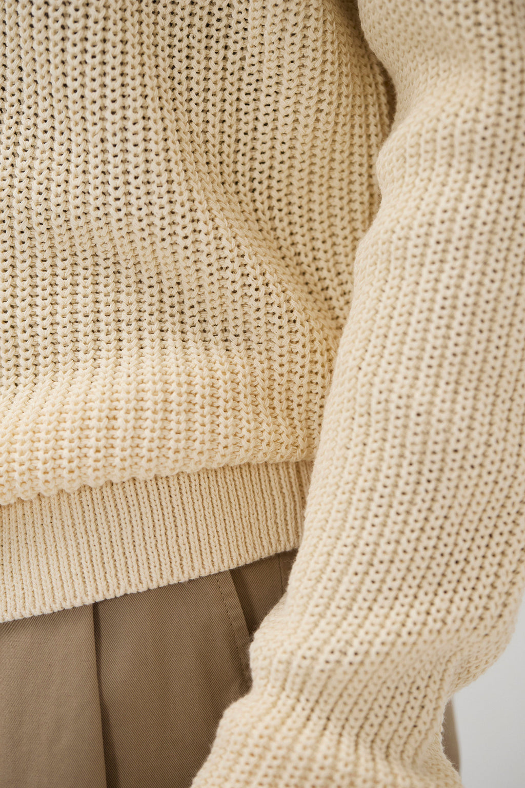 Pull Pêcheur en Papier et Coton - Un pull de pêcheur décontracté à col rond tricoté dans un mélange de fils papier/coton - Les propriétés naturelles du p…