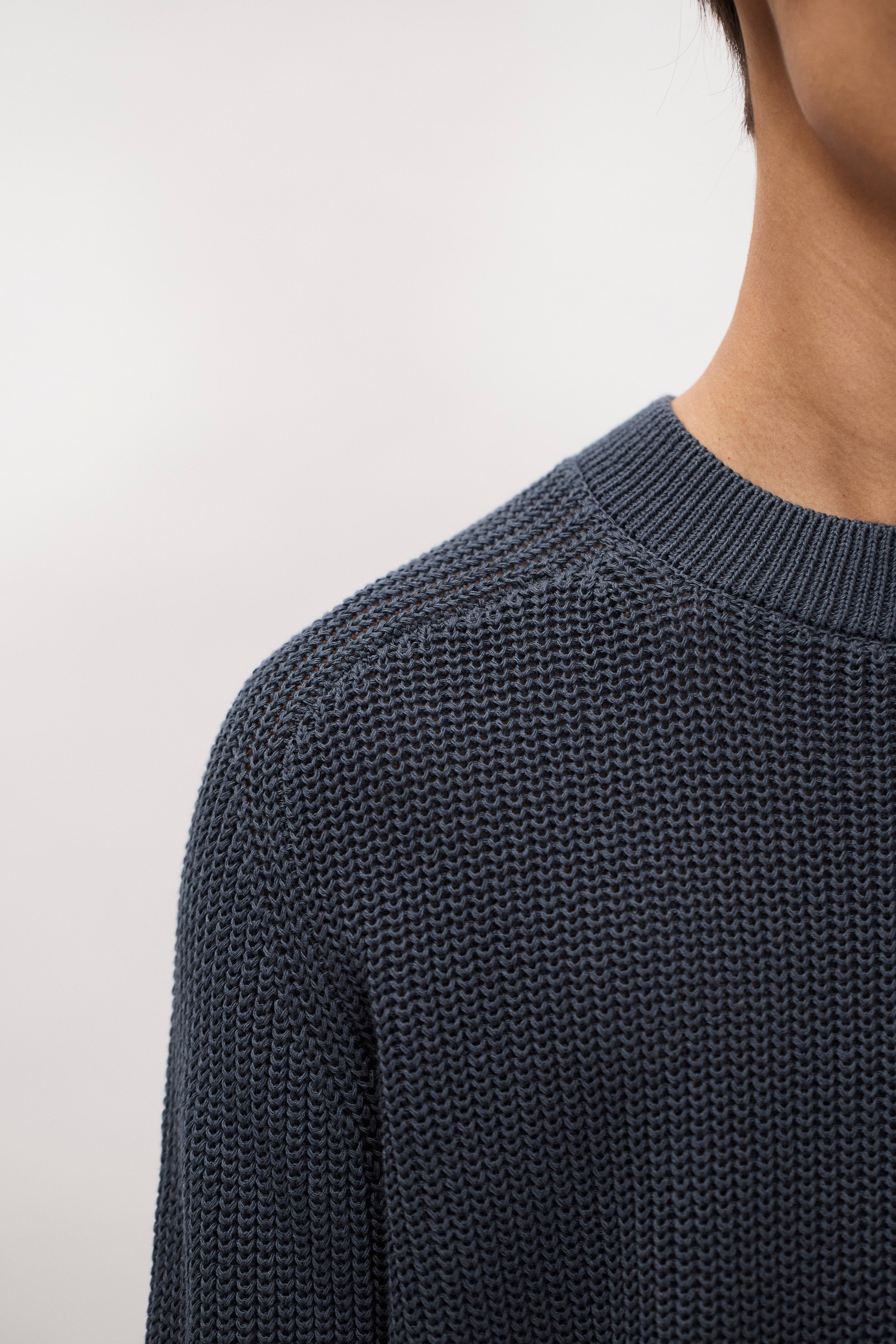 Pull Pêcheur en Papier et Coton – Un pull marin à col rond de coupe décontractée, tricoté dans un mélange de fils papier/coton – Il est tricoté en demi-côtes anglaises…