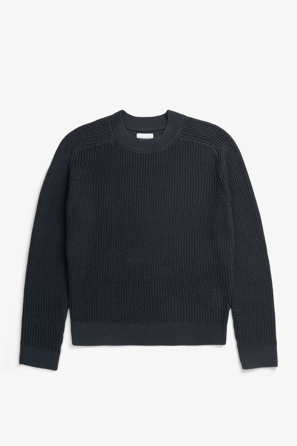 Pull Pêcheur en Papier et Coton – Un pull marin à col rond de coupe décontractée, tricoté dans un mélange de fils papier/coton – Il est tricoté en demi-côtes anglaises…