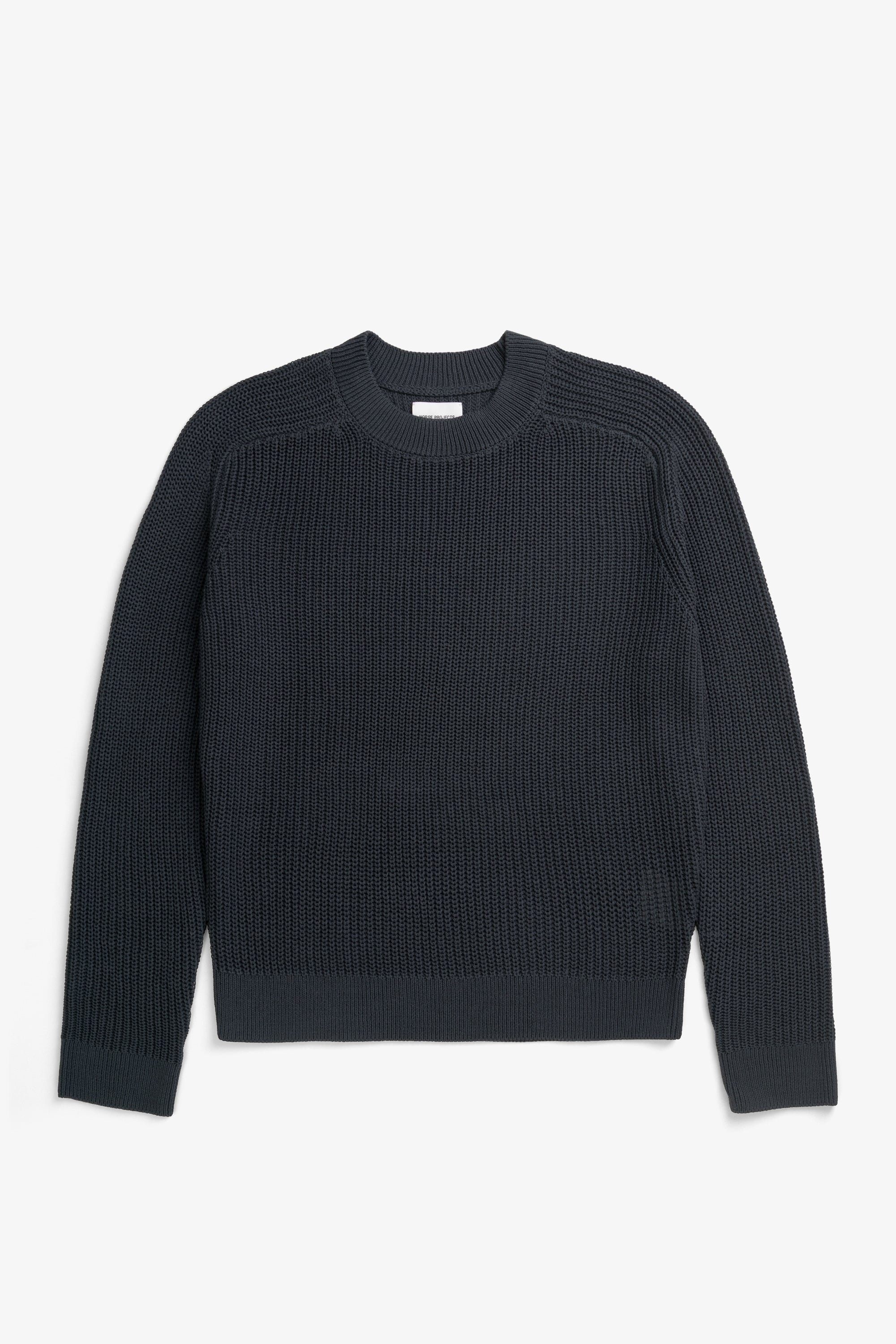 Pull Pêcheur en Papier et Coton – Un pull marin à col rond de coupe décontractée, tricoté dans un mélange de fils papier/coton – Il est tricoté en demi-côtes anglaises…