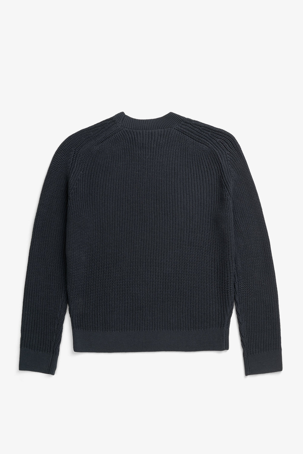 Pull Pêcheur en Papier et Coton – Un pull marin à col rond de coupe décontractée, tricoté dans un mélange de fils papier/coton – Il est tricoté en demi-côtes anglaises…