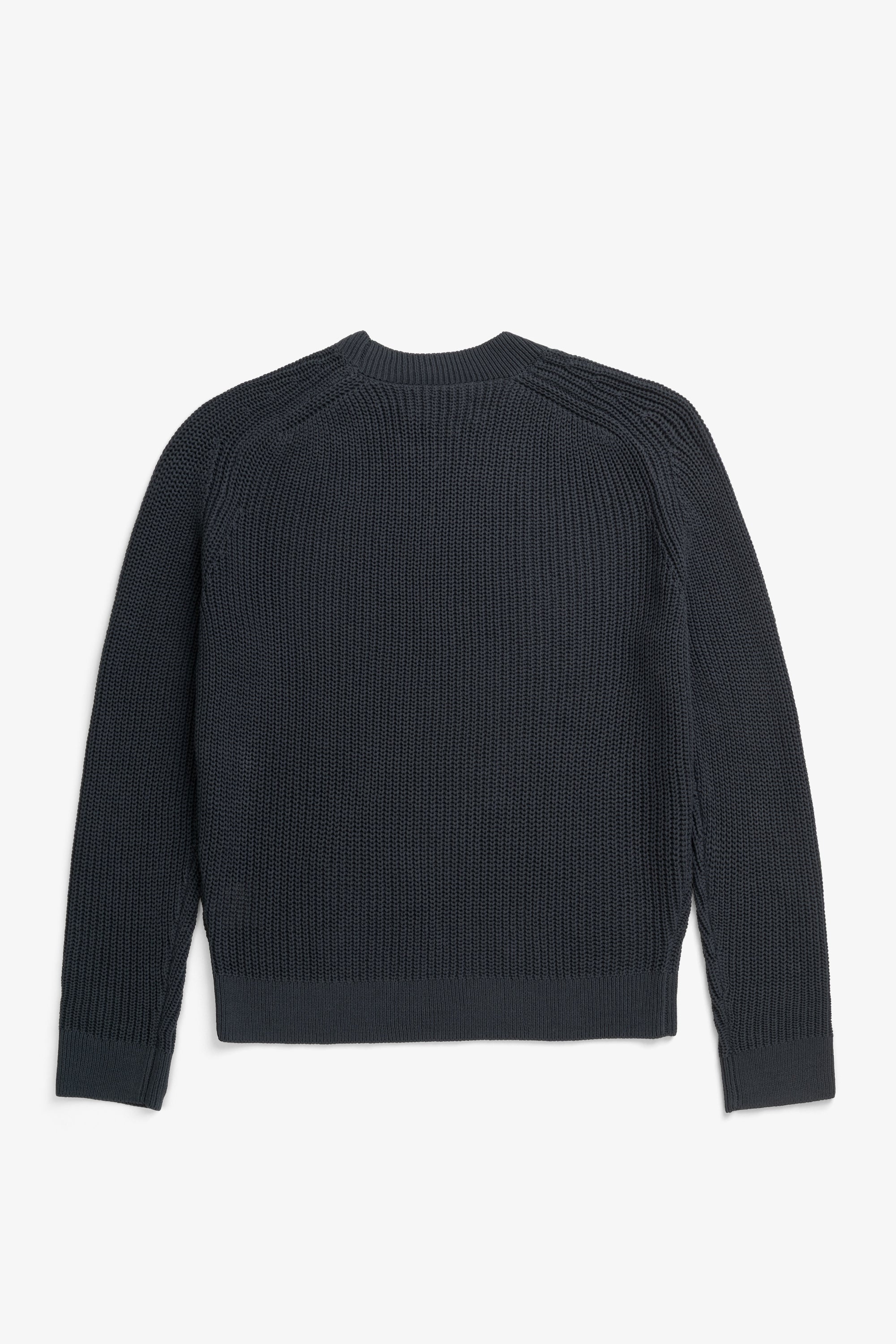 Pull Pêcheur en Papier et Coton – Un pull marin à col rond de coupe décontractée, tricoté dans un mélange de fils papier/coton – Il est tricoté en demi-côtes anglaises…