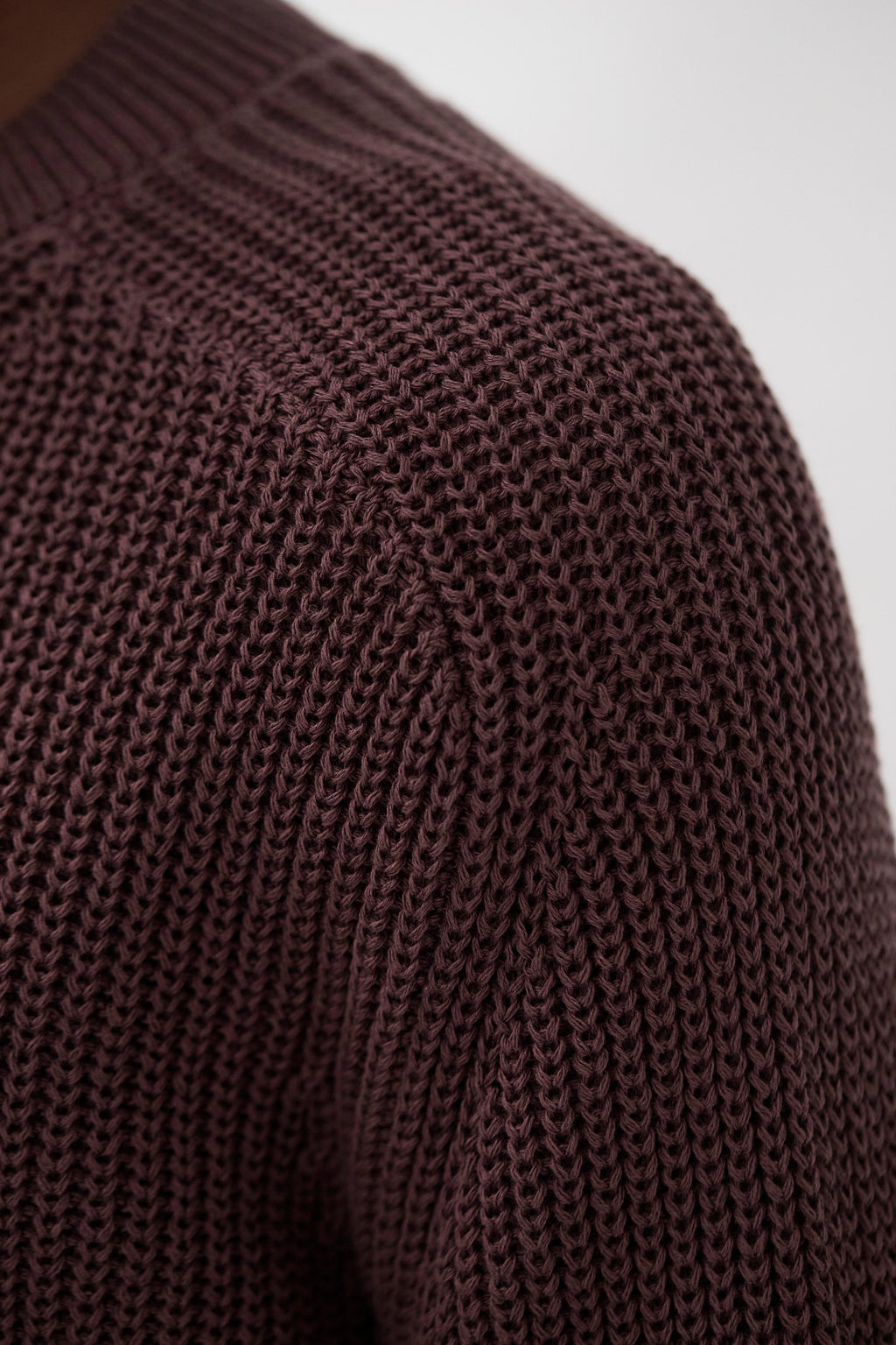 Pull de pêcheur en coton et papier - Un pull de pêcheur à col rond et coupe décontractée tricoté dans un mélange de coton et de papier - Un pull de pêcheur à col rond et coupe décontractée