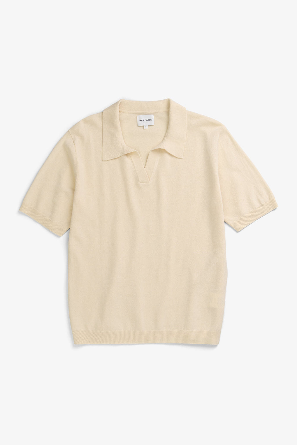 Polo en papier et coton - Un polo à coupe classique tricoté dans un mélange de fils de papier et de coton - Il est tricoté en jersey uni et présente un col en tricot ave…