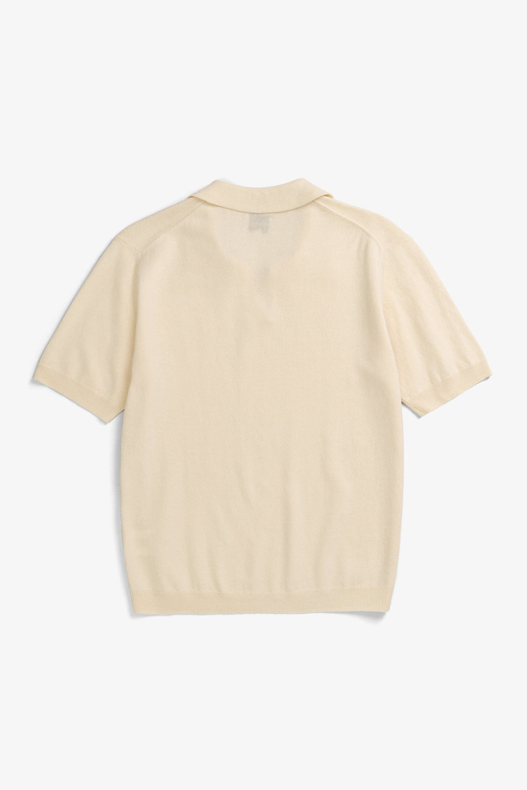 Polo en papier et coton - Un polo à coupe classique tricoté dans un mélange de fils de papier et de coton - Il est tricoté en jersey uni et présente un col en tricot ave…