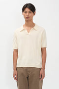 Polo en papier et coton - Un polo à coupe classique tricoté dans un mélange de fils de papier et de coton - Il est tricoté en jersey uni et présente un col en tricot ave…