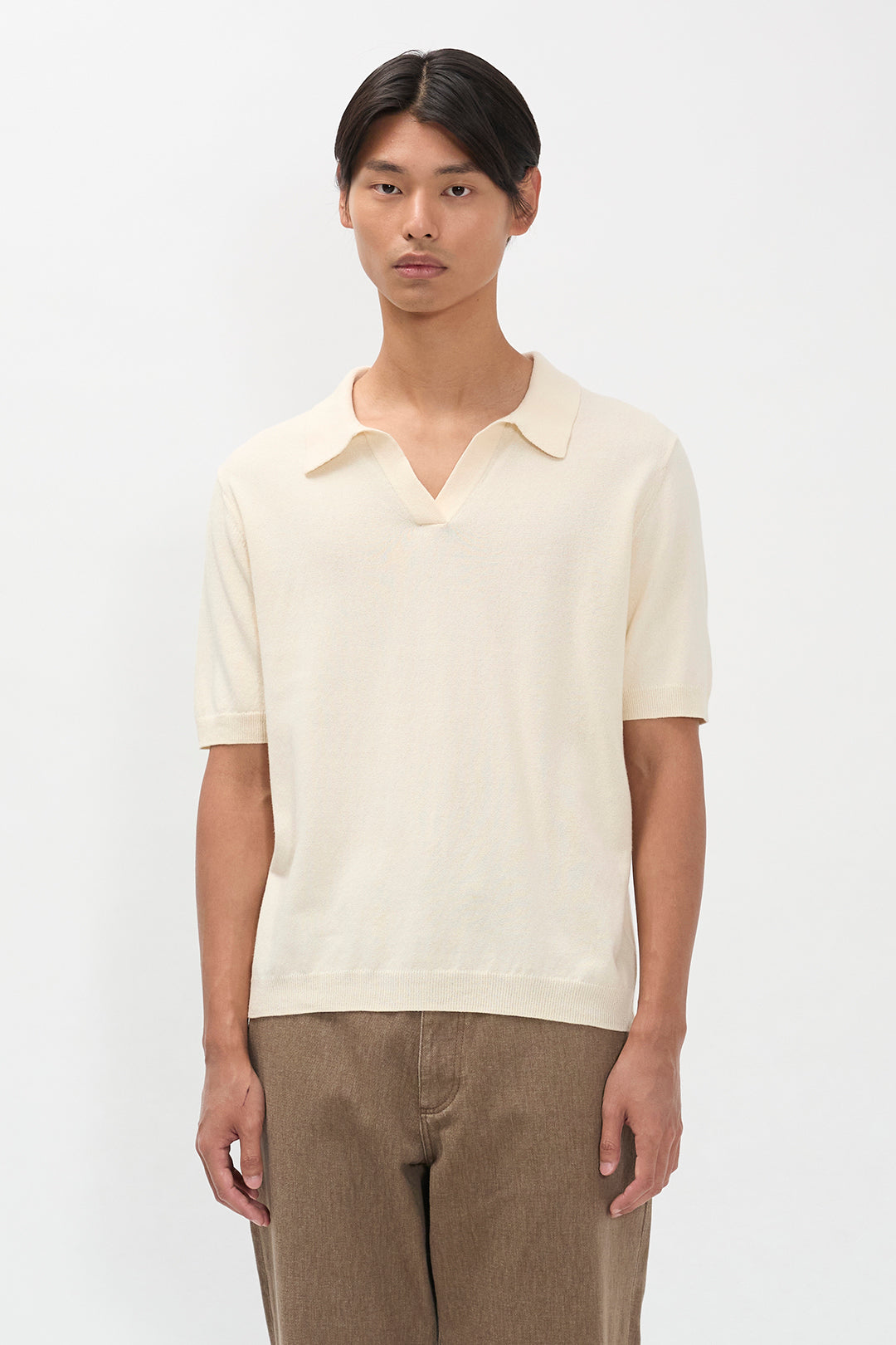 Polo en papier et coton - Un polo à coupe classique tricoté dans un mélange de fils de papier et de coton - Il est tricoté en jersey uni et présente un col en tricot ave…