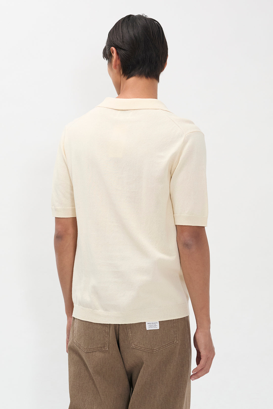 Polo en papier et coton - Un polo à coupe classique tricoté dans un mélange de fils de papier et de coton - Il est tricoté en jersey uni et présente un col en tricot ave…