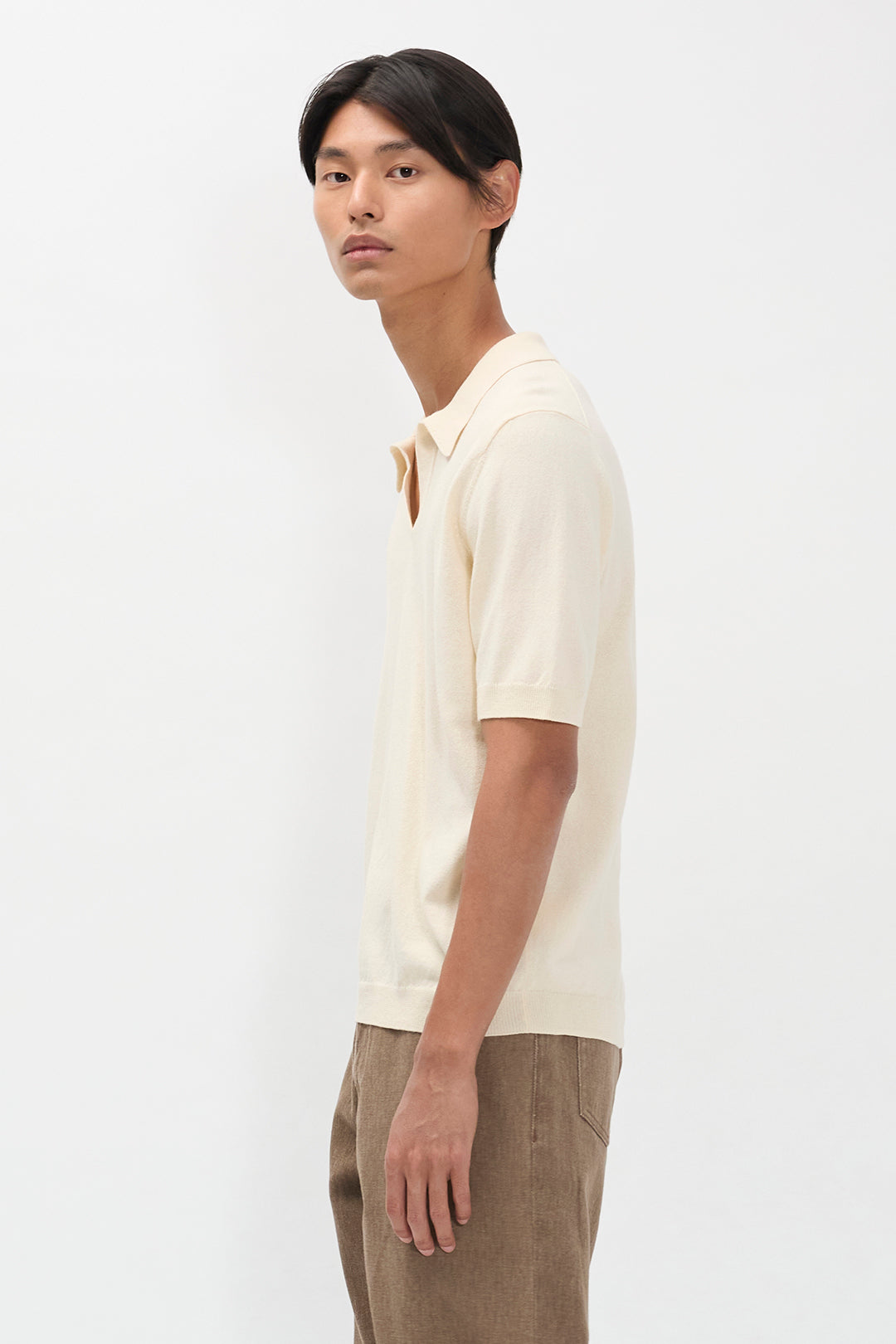Polo en papier et coton - Un polo à coupe classique tricoté dans un mélange de fils de papier et de coton - Il est tricoté en jersey uni et présente un col en tricot ave…