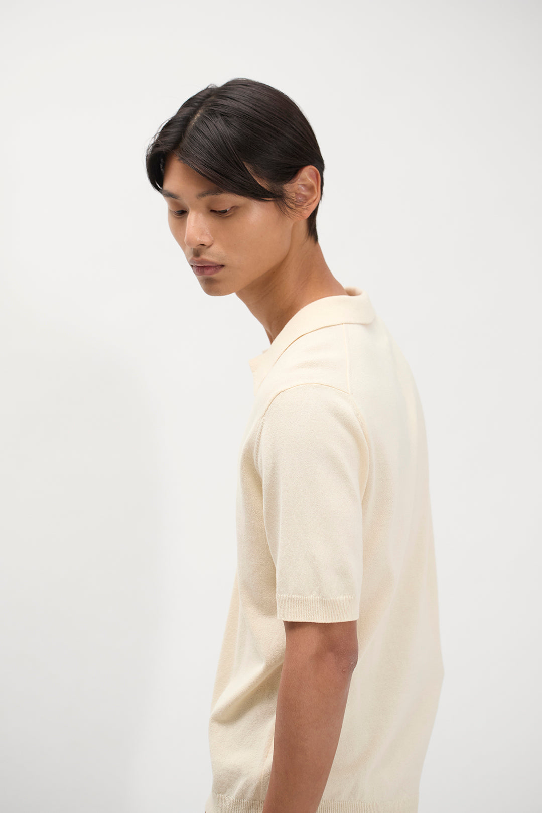 Polo en papier et coton - Un polo à coupe classique tricoté dans un mélange de fils de papier et de coton - Il est tricoté en jersey uni et présente un col en tricot ave…