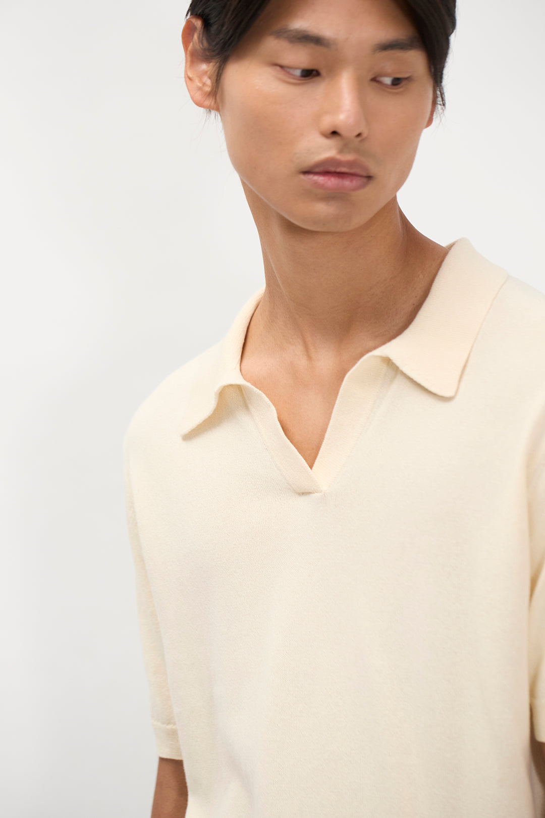 Polo en papier et coton - Un polo à coupe classique tricoté dans un mélange de fils de papier et de coton - Il est tricoté en jersey uni et présente un col en tricot ave…