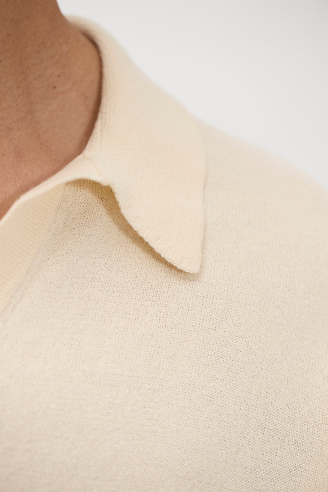 Polo en papier et coton - Un polo à coupe classique tricoté dans un mélange de fils de papier et de coton - Il est tricoté en jersey uni et présente un col en tricot ave…