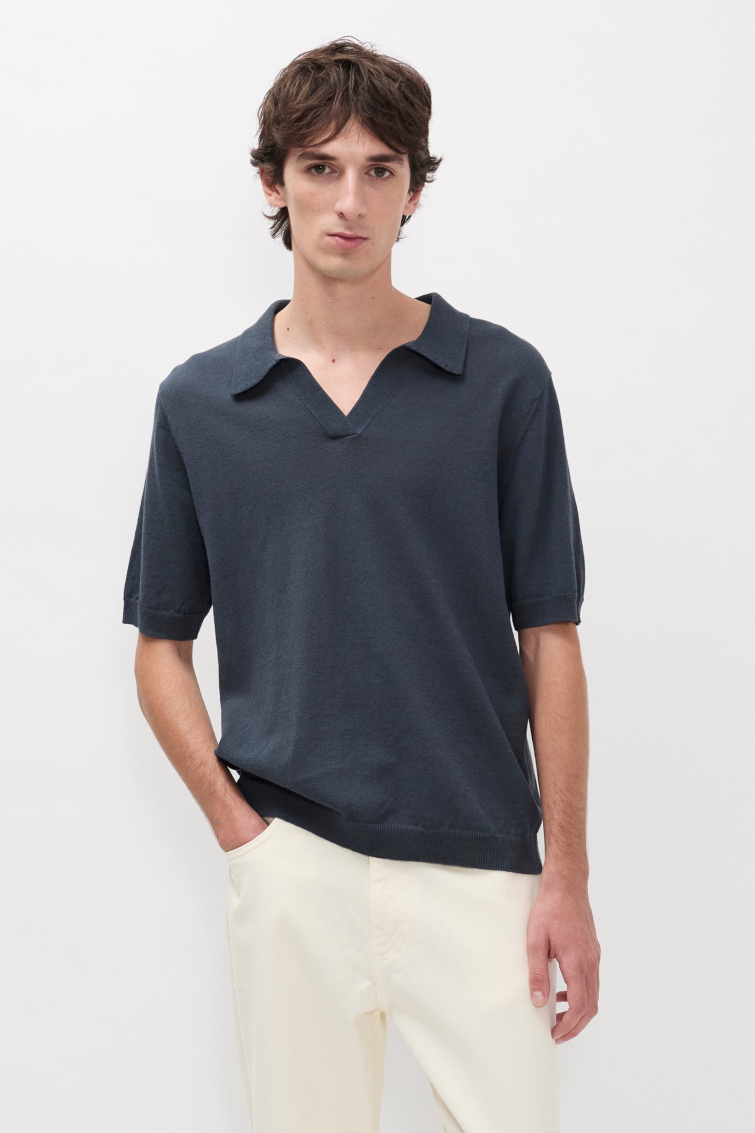 Polo en papier de coton - Un polo de coupe droite tricoté dans un fil de papier et de coton mélangés - Les propriétés naturelles des fibres de papier offrent un toucher sec et frais...