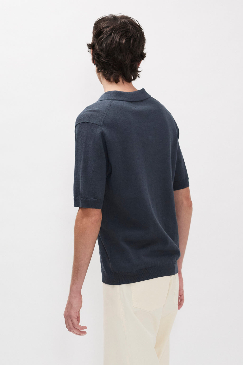 Polo en papier de coton - Un polo de coupe droite tricoté dans un fil de papier et de coton mélangés - Les propriétés naturelles des fibres de papier offrent un toucher sec et frais...