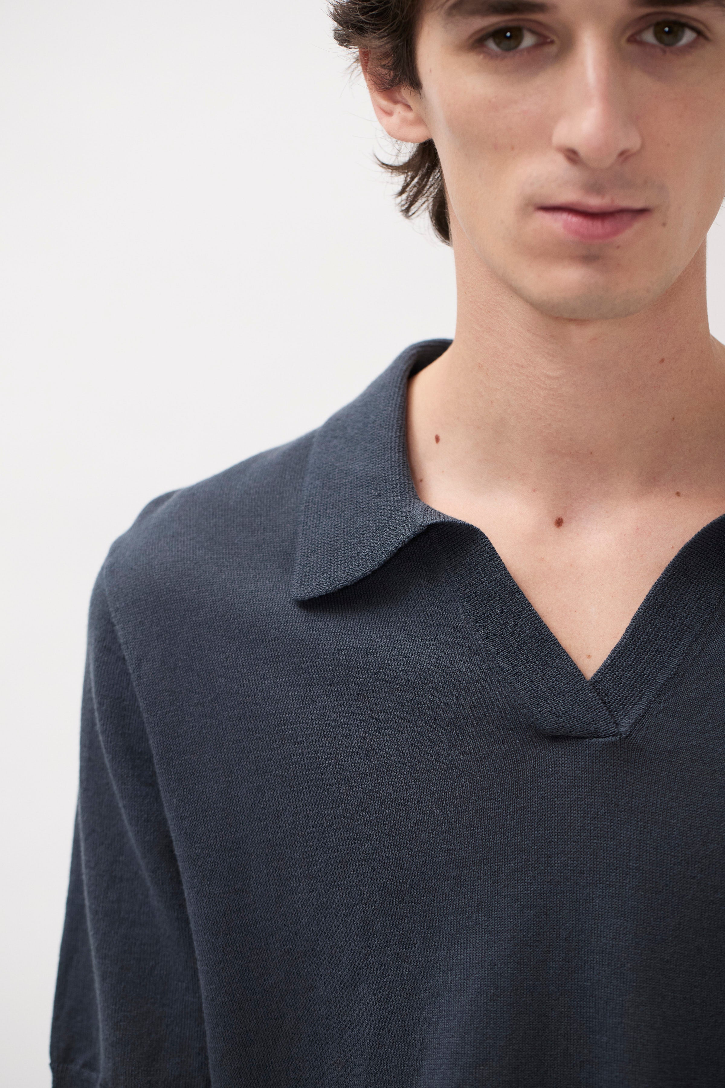 Polo en papier de coton - Un polo de coupe droite tricoté dans un fil de papier et de coton mélangés - Les propriétés naturelles des fibres de papier offrent un toucher sec et frais...