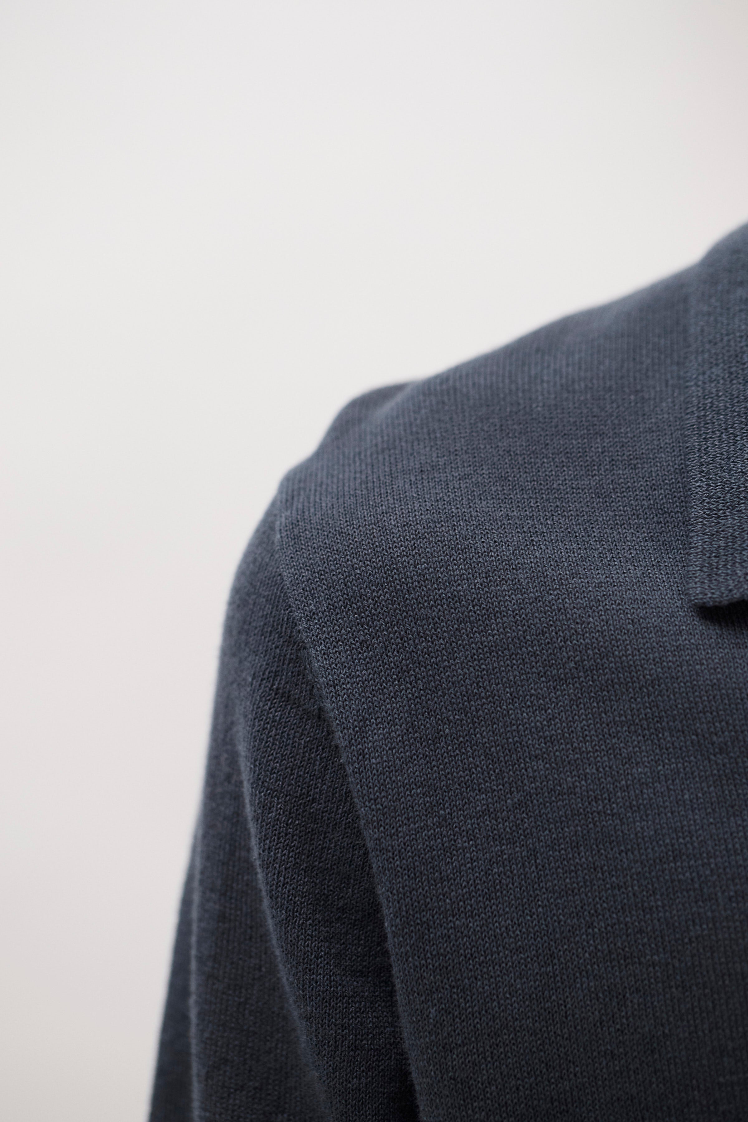 Polo en papier de coton - Un polo de coupe droite tricoté dans un fil de papier et de coton mélangés - Les propriétés naturelles des fibres de papier offrent un toucher sec et frais...