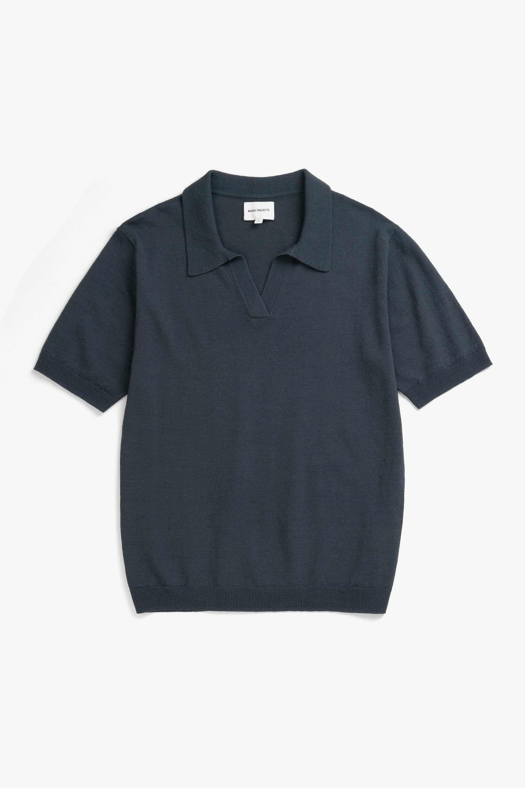 Polo en papier de coton - Un polo de coupe droite tricoté dans un fil de papier et de coton mélangés - Les propriétés naturelles des fibres de papier offrent un toucher sec et frais...