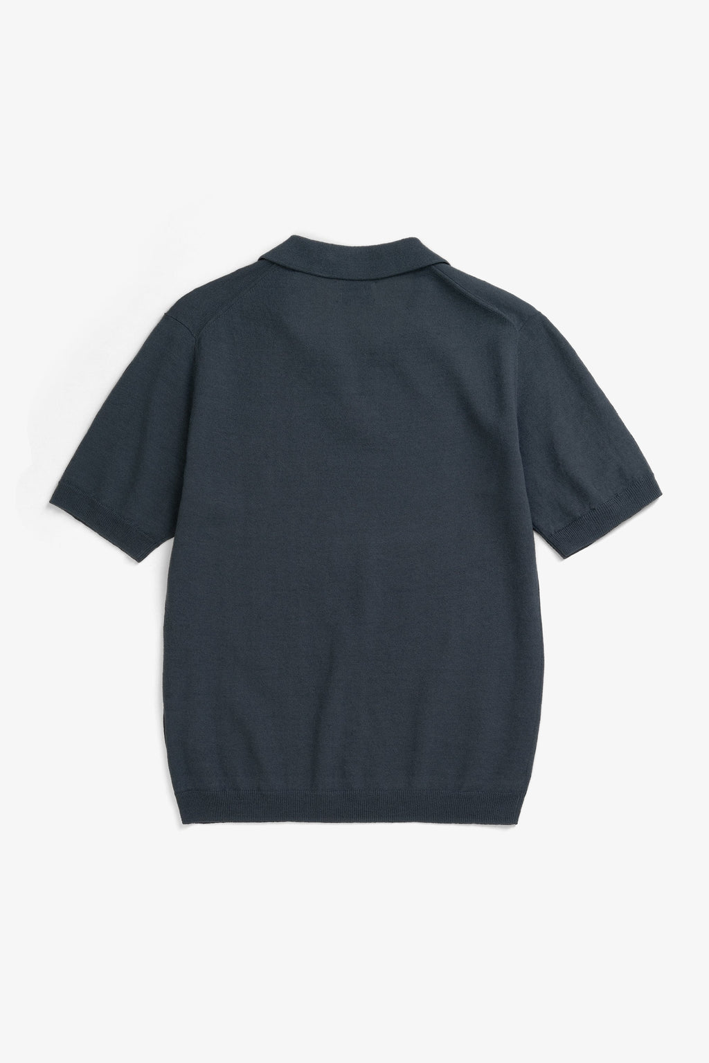 Polo en papier de coton - Un polo de coupe droite tricoté dans un fil de papier et de coton mélangés - Les propriétés naturelles des fibres de papier offrent un toucher sec et frais...