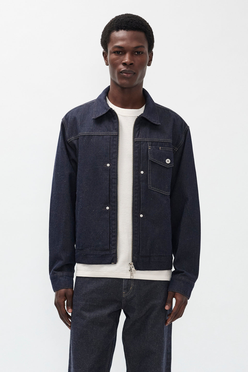 Veste en jean en coton et lin - Notre interprétation contemporaine sublime la silhouette classique grâce à des détails fonctionnels et modernes, offrant un style raffiné mais rési…