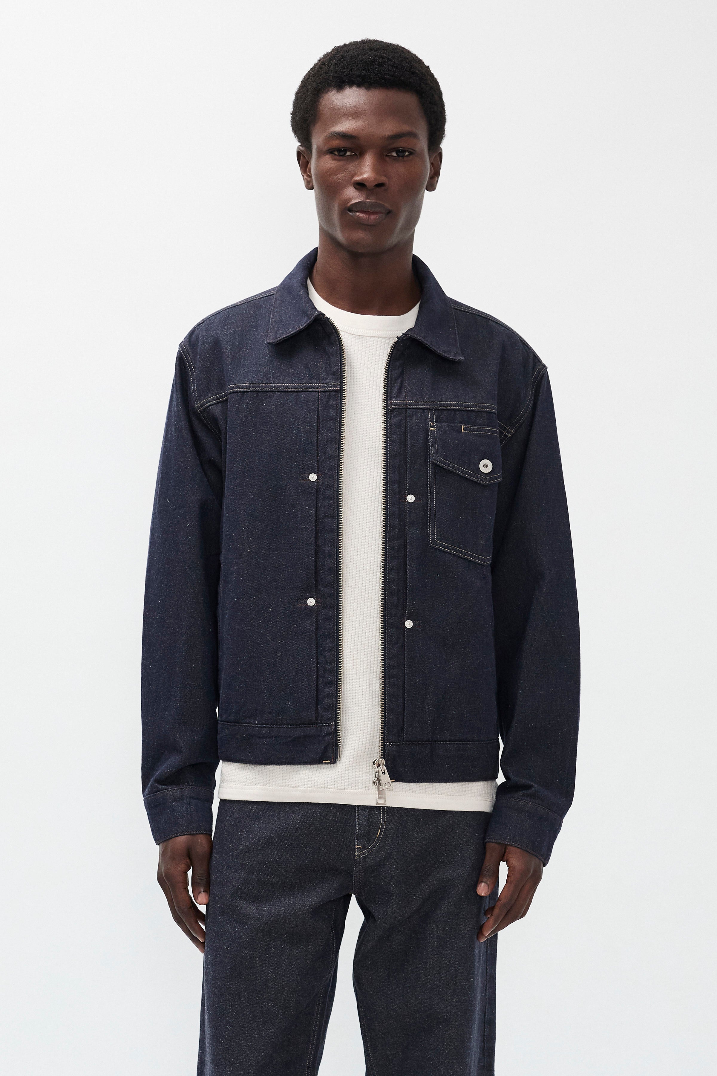 Veste en jean en coton et lin - Notre interprétation contemporaine sublime la silhouette classique grâce à des détails fonctionnels et modernes, offrant un style raffiné mais rési…