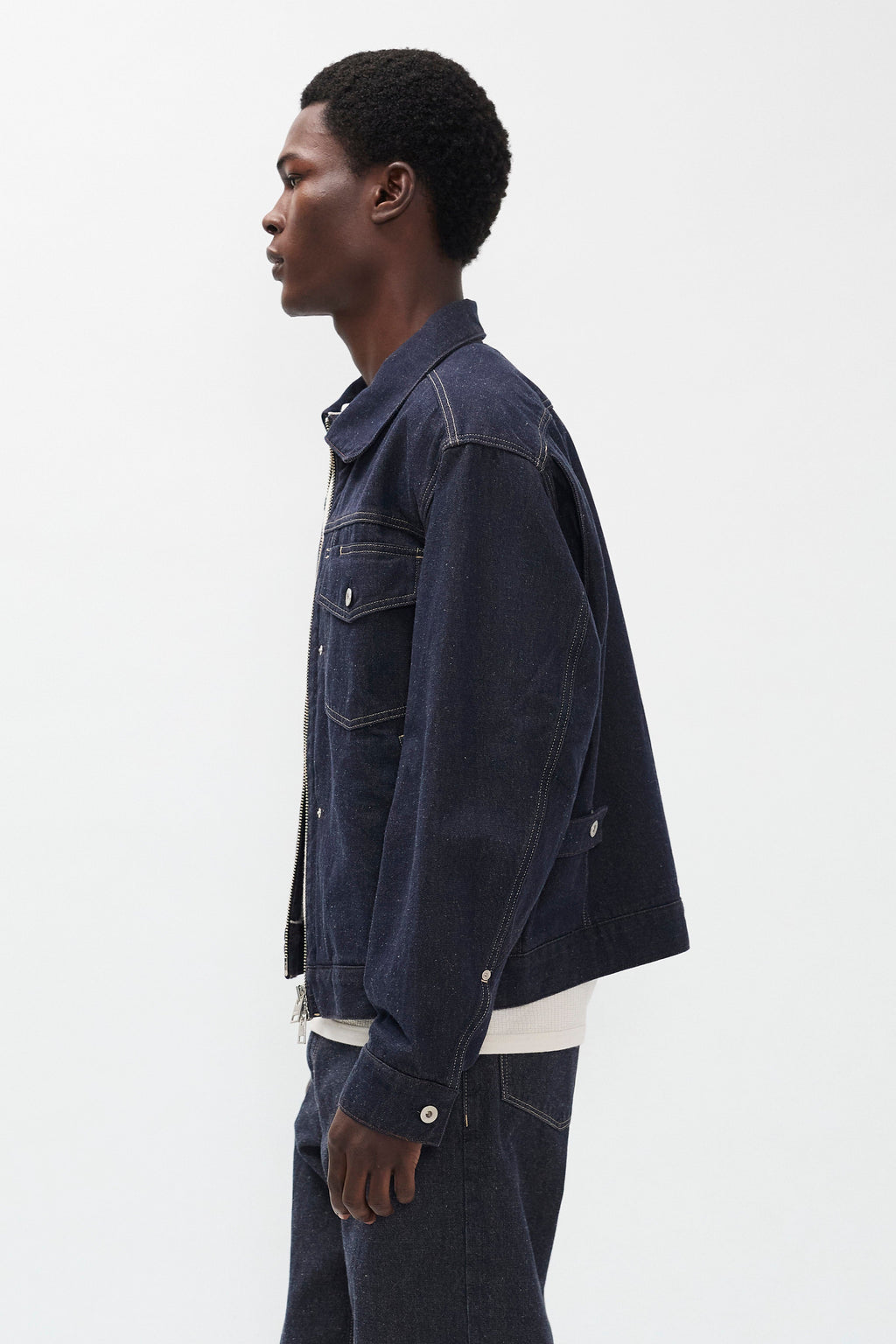 Veste en jean en coton et lin - Notre interprétation contemporaine sublime la silhouette classique grâce à des détails fonctionnels et modernes, offrant un style raffiné mais rési…