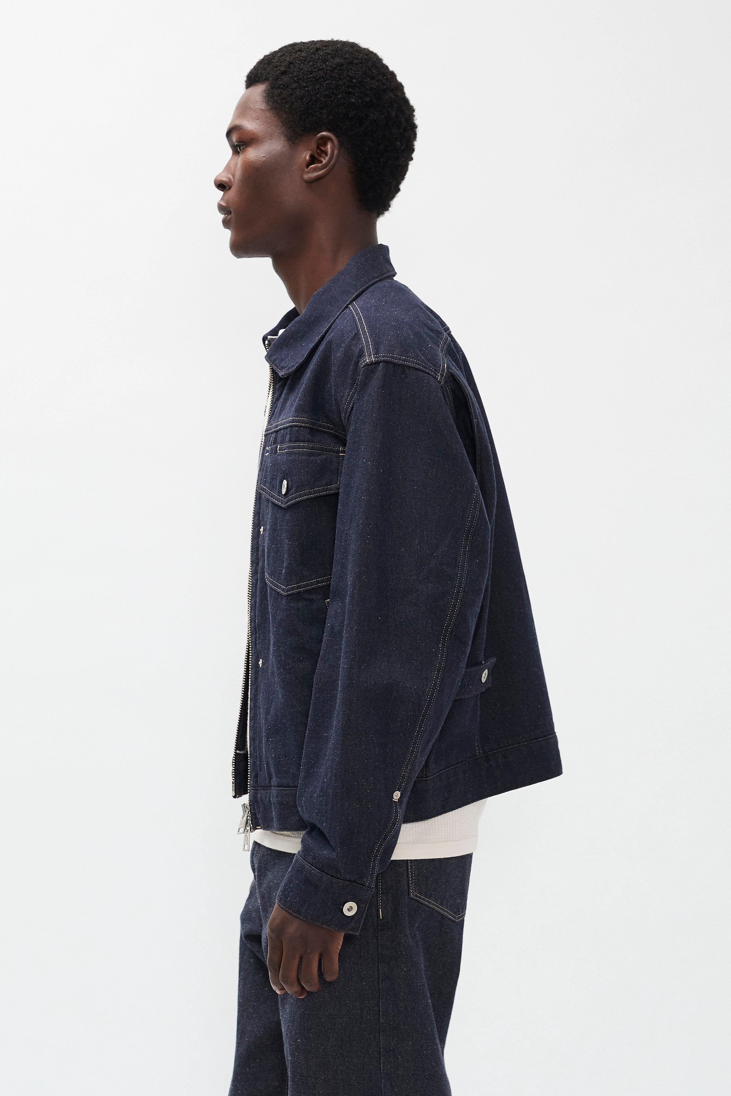 Veste en jean en coton et lin - Notre interprétation contemporaine sublime la silhouette classique grâce à des détails fonctionnels et modernes, offrant un style raffiné mais rési…