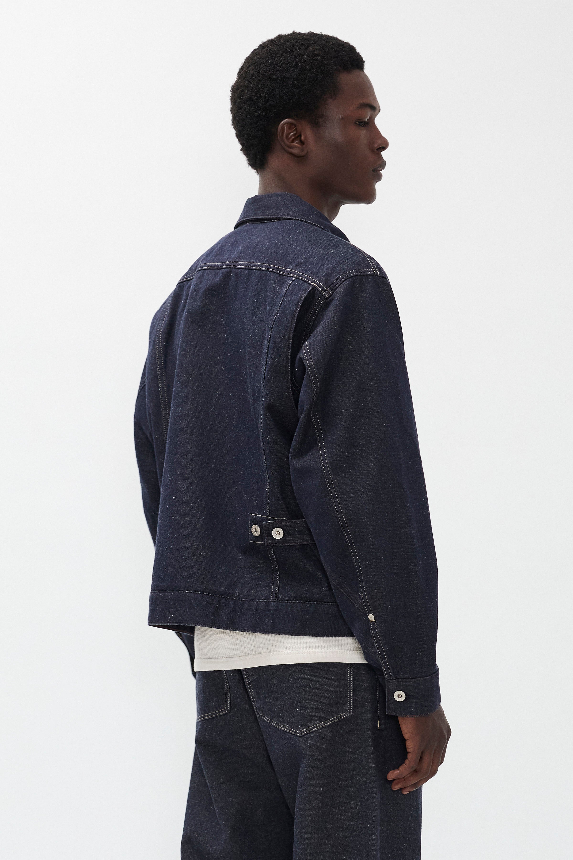 Veste en jean en coton et lin - Notre interprétation contemporaine sublime la silhouette classique grâce à des détails fonctionnels et modernes, offrant un style raffiné mais rési…