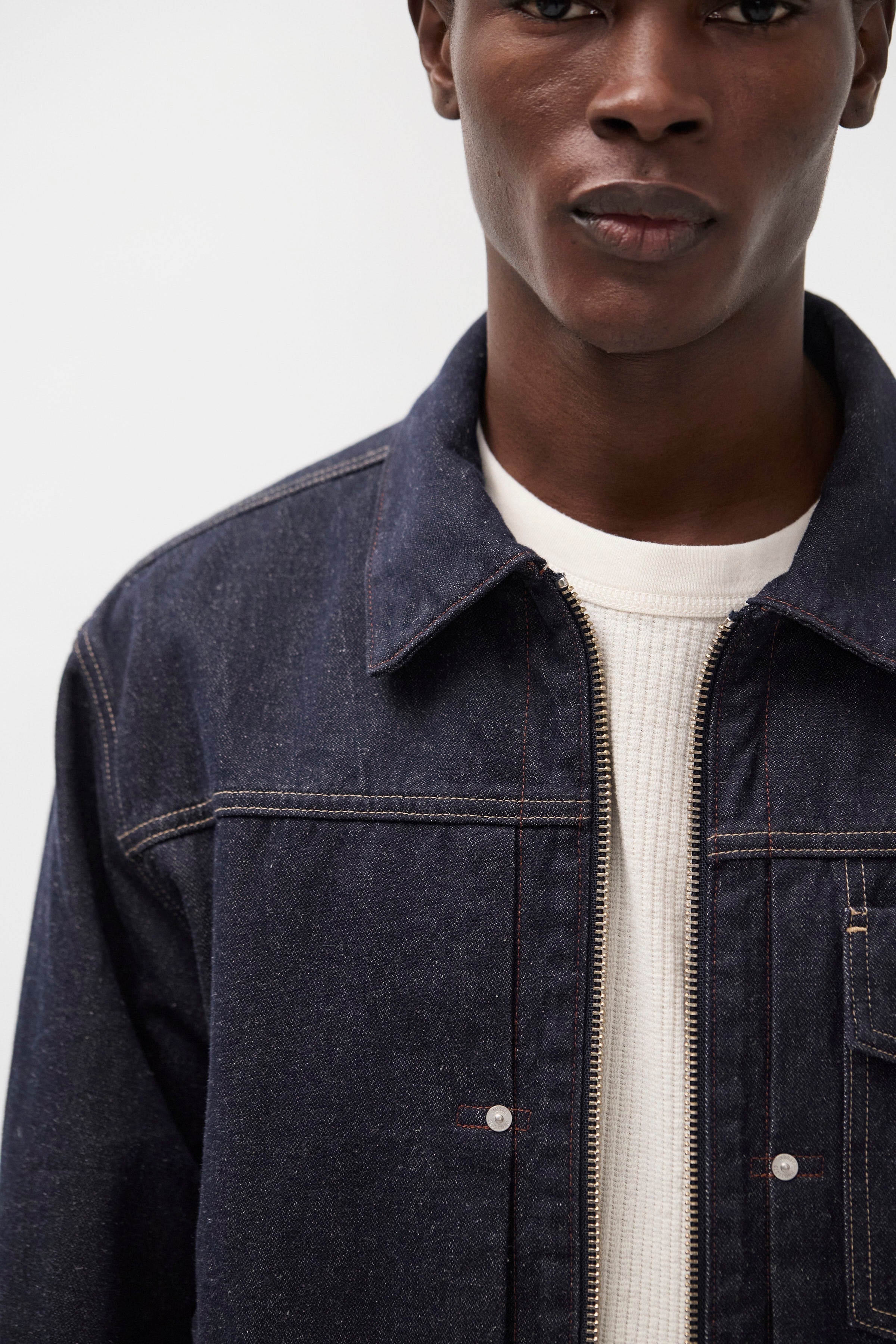 Veste en jean en coton et lin - Notre interprétation contemporaine sublime la silhouette classique grâce à des détails fonctionnels et modernes, offrant un style raffiné mais rési…