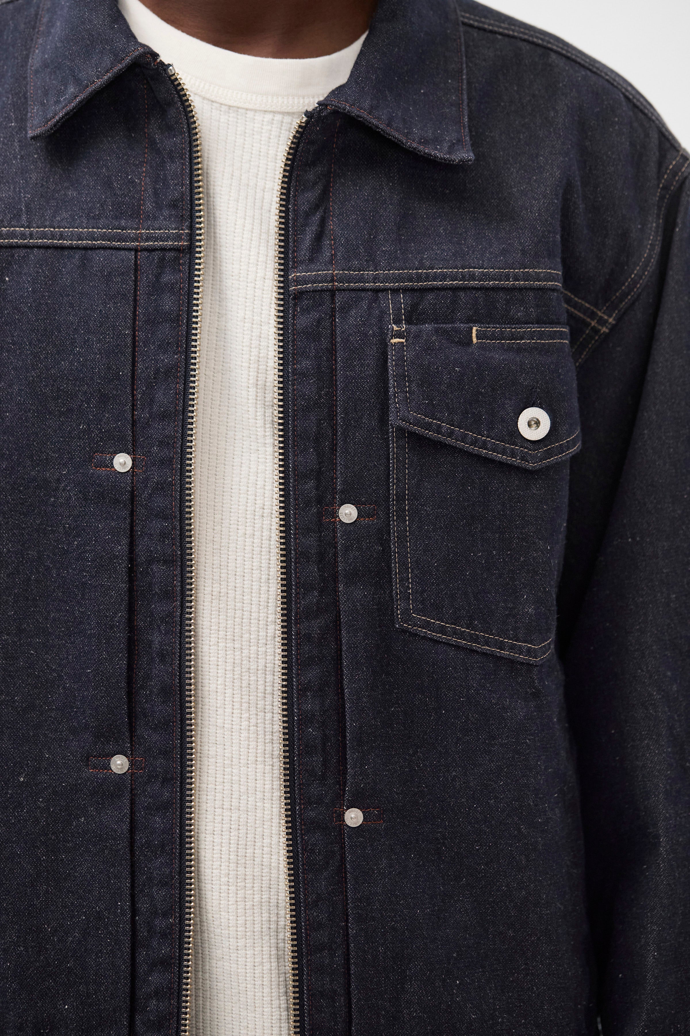 Veste en jean en coton et lin - Notre interprétation contemporaine sublime la silhouette classique grâce à des détails fonctionnels et modernes, offrant un style raffiné mais rési…