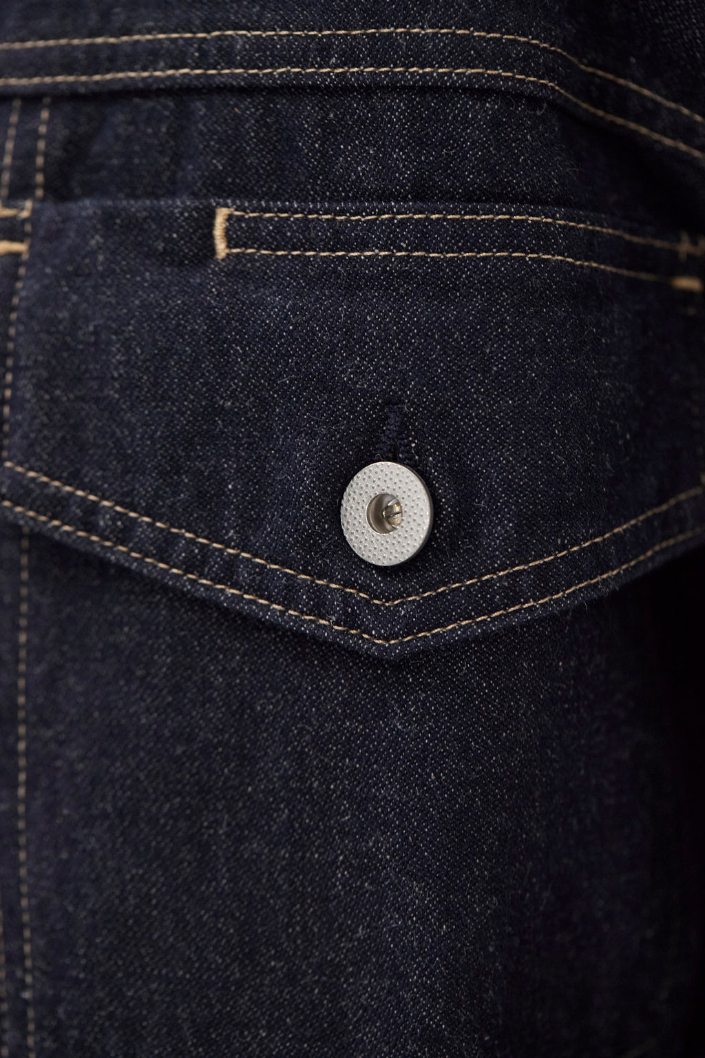 Veste en jean en coton et lin - Notre interprétation contemporaine sublime la silhouette classique grâce à des détails fonctionnels et modernes, offrant un style raffiné mais rési…