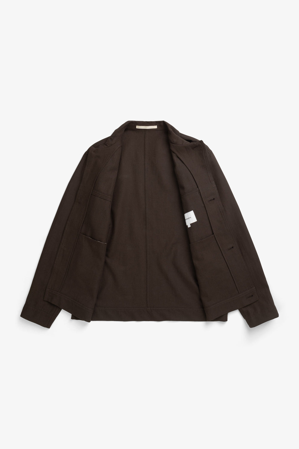 Surchemise en sergé de coton et lin – Une surchemise à la coupe décontractée avec deux poches latérales et une poche poitrine insérée dans la couture, confectionnée en sergé de coton et lin par…