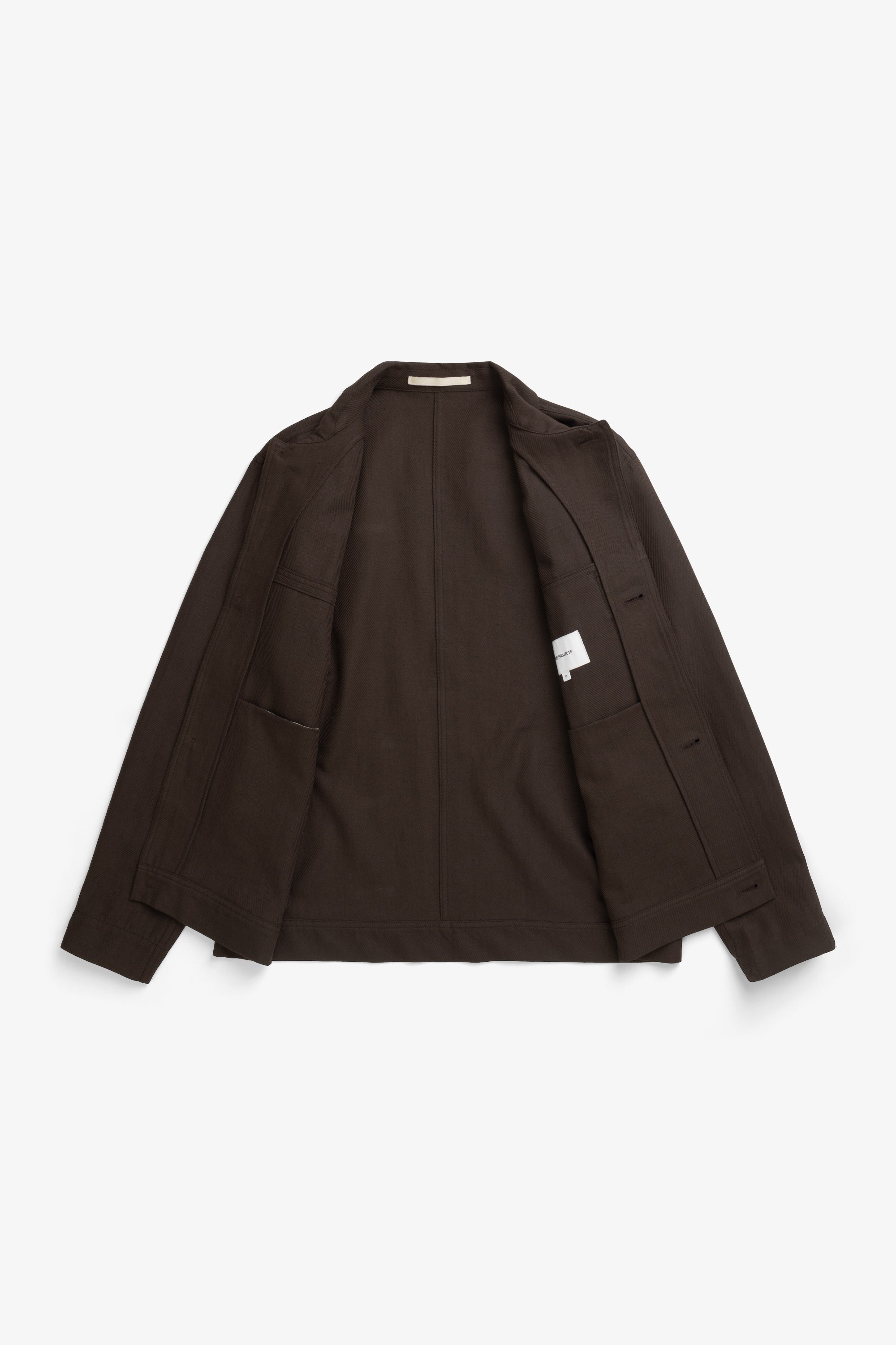 Surchemise en sergé de coton et lin – Une surchemise à la coupe décontractée avec deux poches latérales et une poche poitrine insérée dans la couture, confectionnée en sergé de coton et lin par…