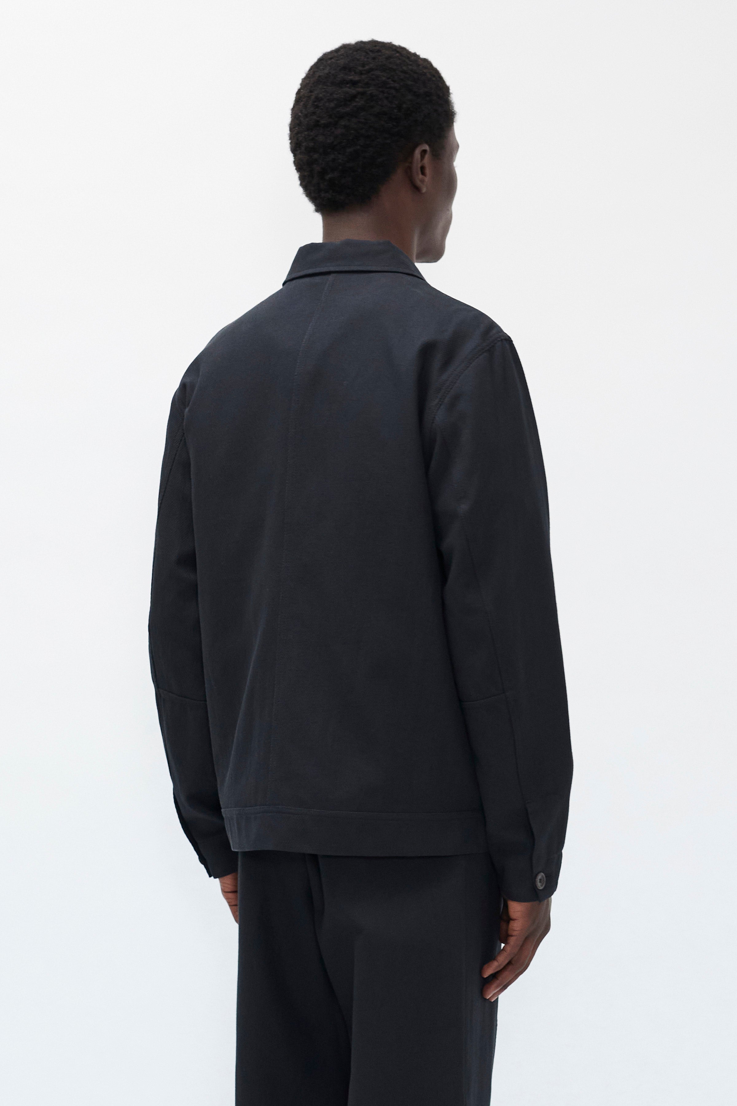 Surchemise en sergé de coton et lin – Une surchemise décontractée avec deux poches latérales et une poche de poitrine insérée dans la couture, confectionnée en sergé de coton et lin par…
