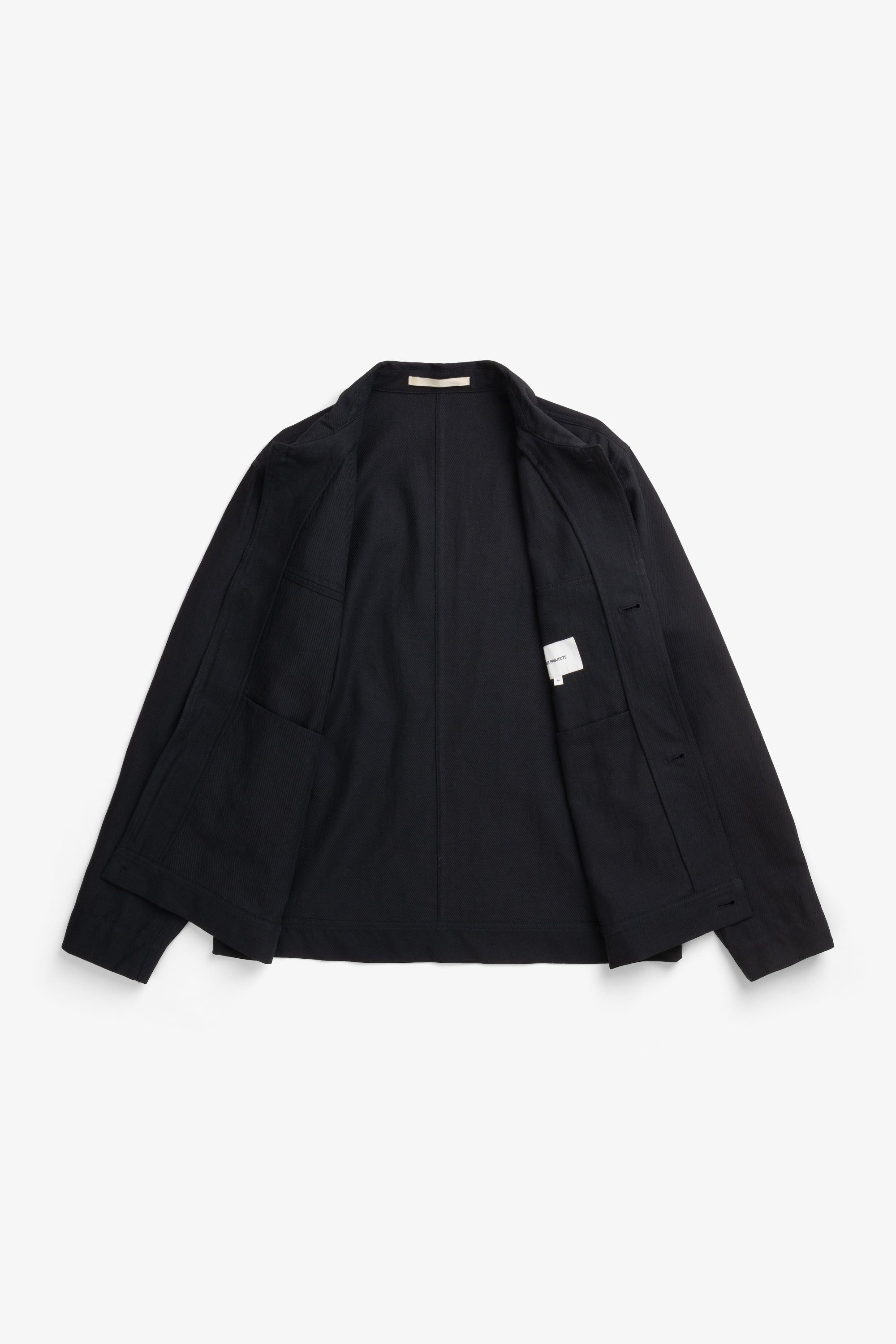 Surchemise en sergé de coton et lin – Une surchemise décontractée avec deux poches latérales et une poche de poitrine insérée dans la couture, confectionnée en sergé de coton et lin par…