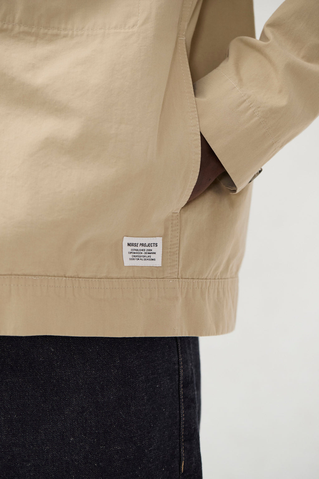 Surchemise en coton compact – Une surchemise décontractée avec deux poches latérales et une poche poitrine insérée dans la couture, confectionnée en popel…