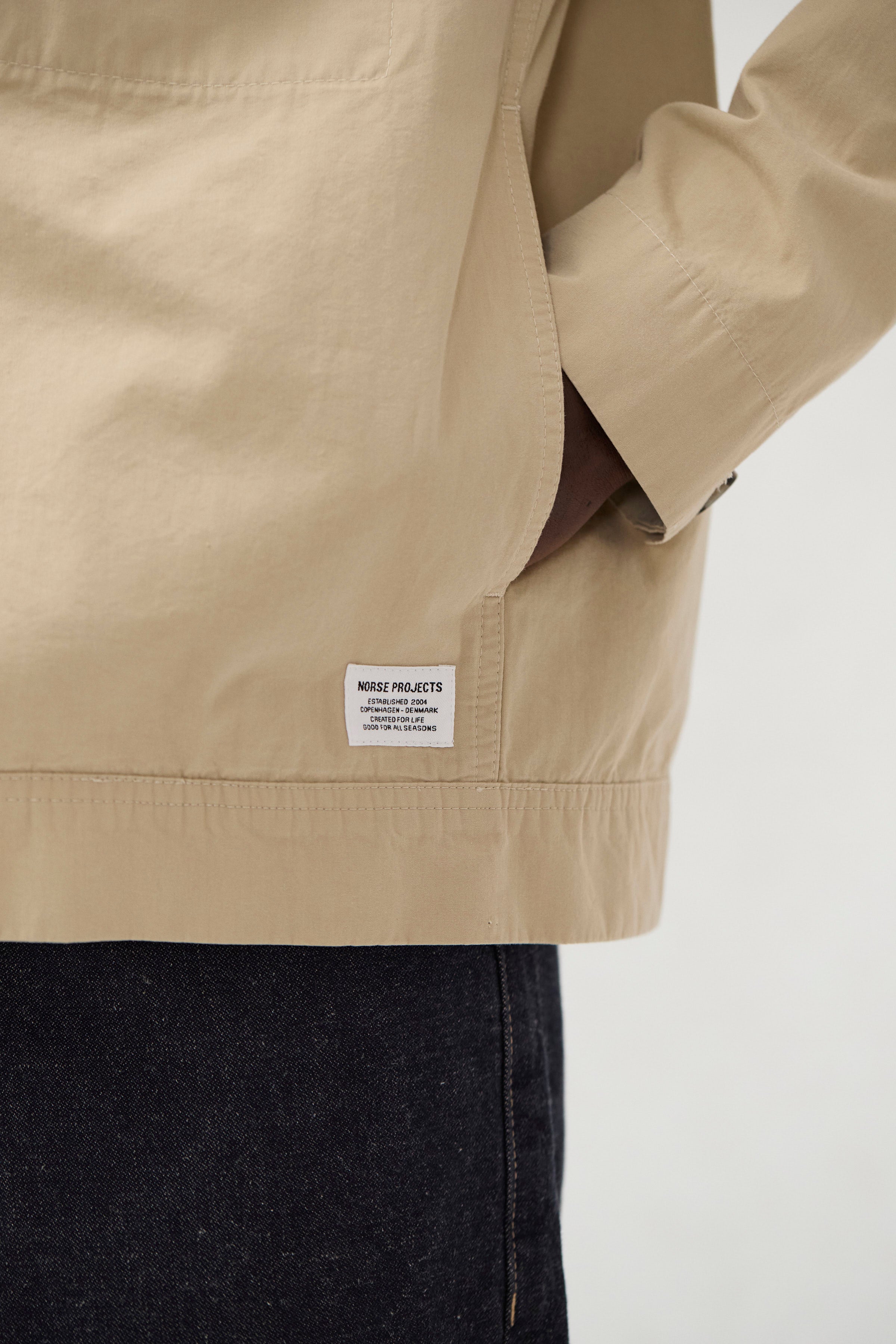 Surchemise en coton compact – Une surchemise décontractée avec deux poches latérales et une poche poitrine insérée dans la couture, confectionnée en popel…